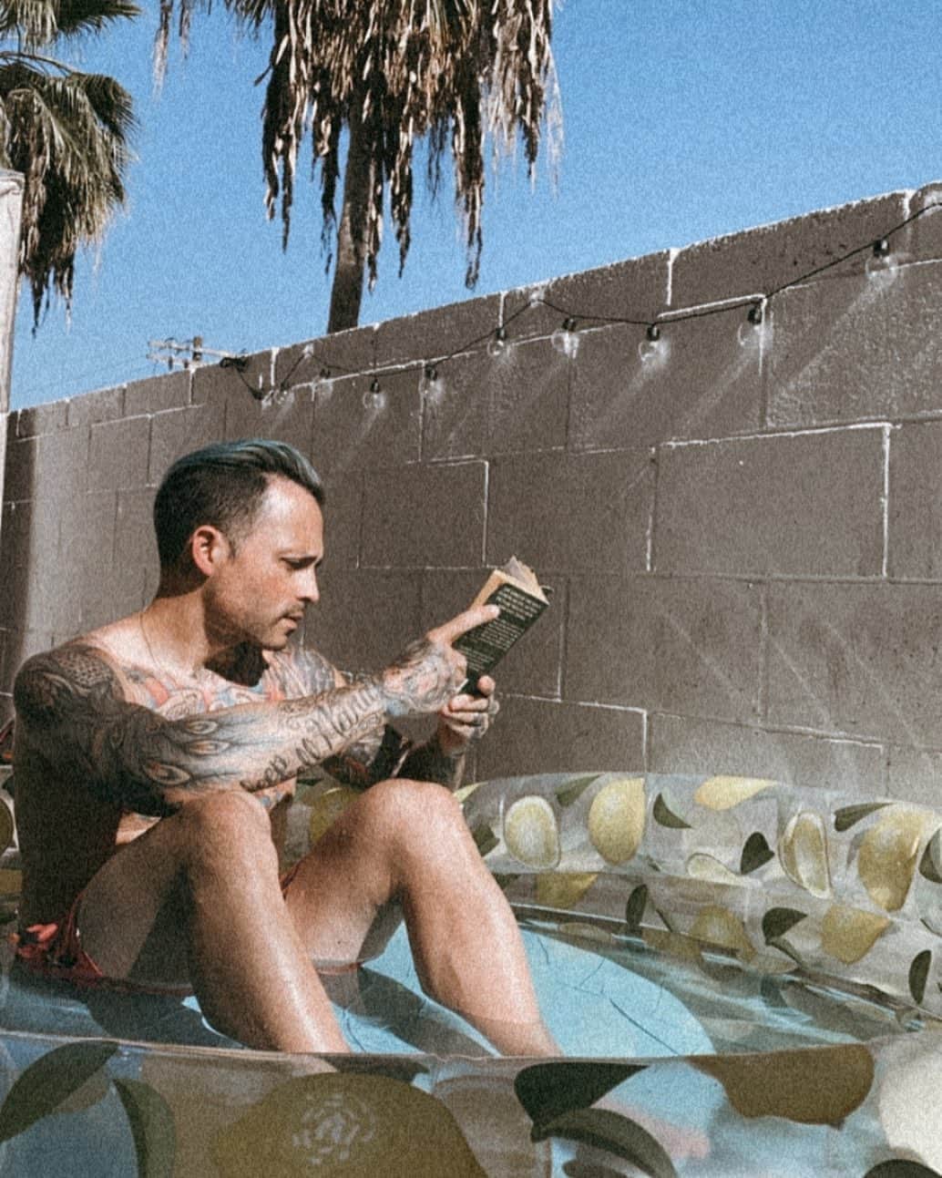 ニック・マーティンのインスタグラム：「What have I been up to? Well, we put in a pool, as you can see. I’ve been reading A LOT (I just finished The Hobbit. Currently reading 20,000 Leagues Under The Sea). Enjoying the LA weather. Watched season 1 of @thegreathulu & loved it. HUZZAH! “Community” is pretty much always on in the household, otherwise. Been listening to Silverchair, Local H, Strike Anywhere, @headache, & AFI. @mrsjennamartin & I are running 6 days a week. Drinking copious amounts of cold brew coffee. What have you been up to?」