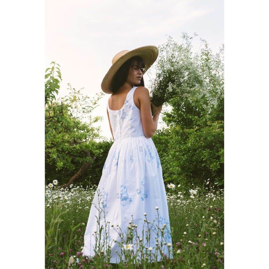 キャベジズ&ローゼズのインスタグラム：「Beautiful @just_belle in our Hatley print Doris dress (also photographed by her). The last few are available online. @christina_strutt @cabbagesandroses_shop #madewithlove #summer #perfect #flowers #daisy #cabbagesandroses #cabbagesandrosesfashion #cabbagesandrosesfabric #summertime #limitededition #ootd」