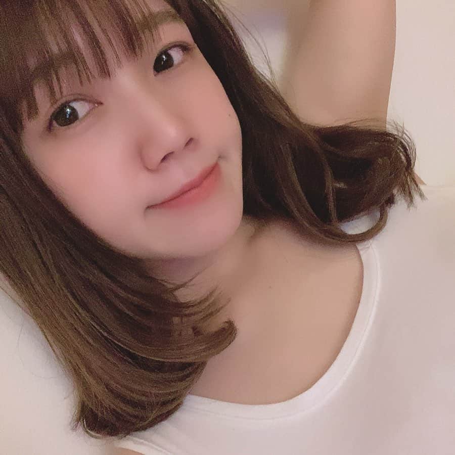 のインスタグラム：「✂️ . 久しぶりに、 短めに前髪きったったで！ . ストーリーあげたら いつも連絡くれない人まで いいやんってくれるから 調子のりかけた、、 こら、嬉しすぎるだろ！😤❤️(みんな愛してる) . 今度もうちょっと短くしようかな、、 . . #前髪カット#切りすぎたくらいが丁度いい#50ta#愛しさと切なさを兼ね備えてる#あざと自撮り」