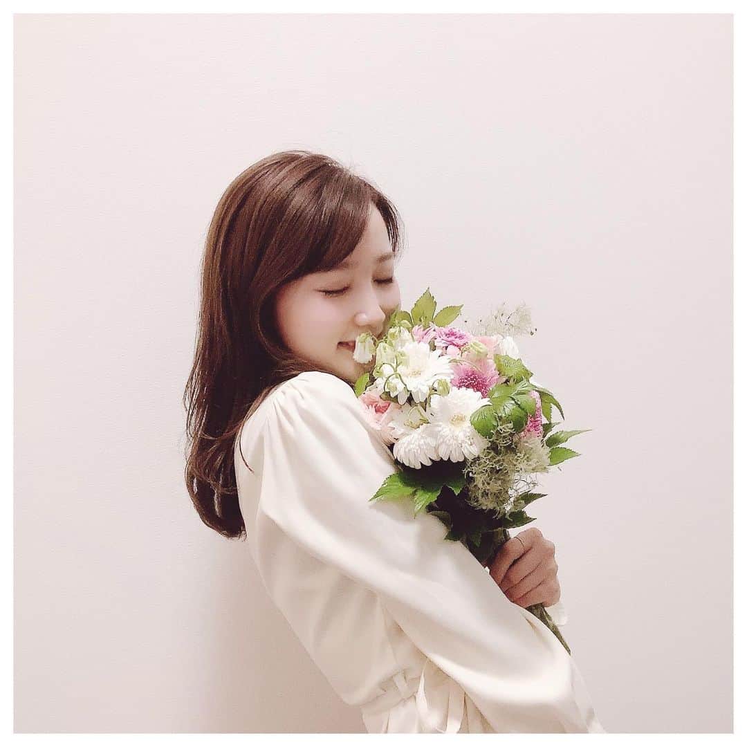 金香里のインスタグラム：「今日で30歳になりました☺️ 最っっっ高の20代でしたー！！！ . . 東京に来てちょうど10年が経ち、 振り返ると自分の周りには、いつも支えて応援してくれる人達が沢山いました。 特にどんな時も変わらず全力で愛してくれた家族に大感謝です。 わたしゃ、幸せな者です😆✨✨ . . メラメラバチバチギラギラしてた頃から大分落ち着きまして笑 これからまだまだ挑戦したい事で溢れていますが、もっと楽しみたいと思います🤩 . 今はただただ、自分の好きな人、大切な人、関わってくれる全ての人が健康で幸せでありますように。 すごいシンプルな気持ちで、自分もそうあろうと思います。 . . 沢山のお祝いメッセージありがとうございます☺️✨ 皆さんの毎日が楽しくトキメキに満ちていますように🍀 . . #感謝の気持ちを込めて  #金香里より」