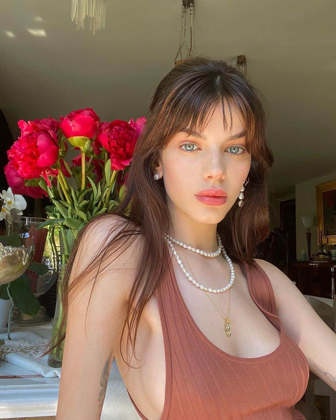 ソニア・ベン・アンマーのインスタグラム：「Peonies & pearls 🤎」