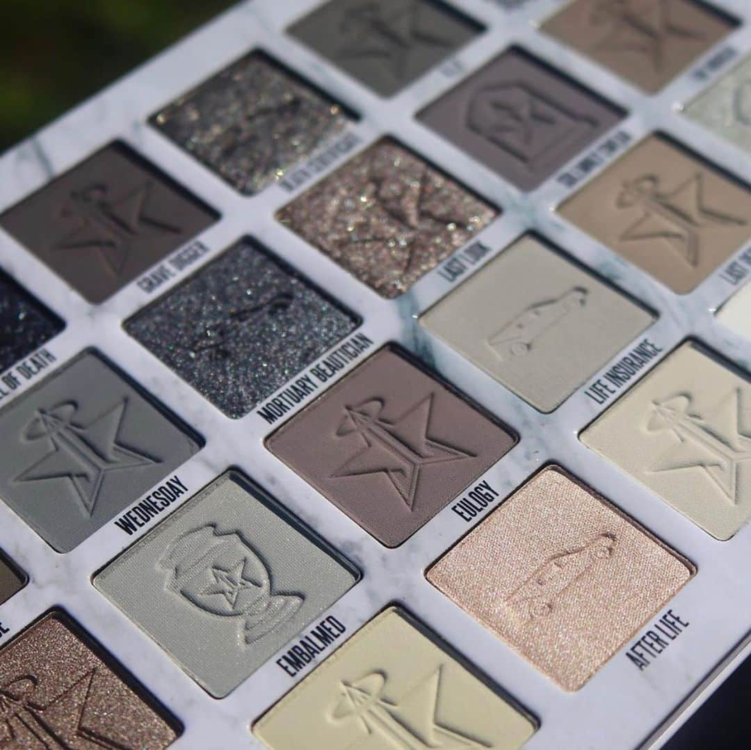 Jeffree Star Cosmeticsさんのインスタグラム写真 - (Jeffree Star CosmeticsInstagram)「Good morning everyone🖤 @ashleysummarell_ giving us a stunning close up of our #cremated palette ⚱️🕊 #jeffreestarcosmetics #crematedpalette」5月27日 0時05分 - jeffreestarcosmetics