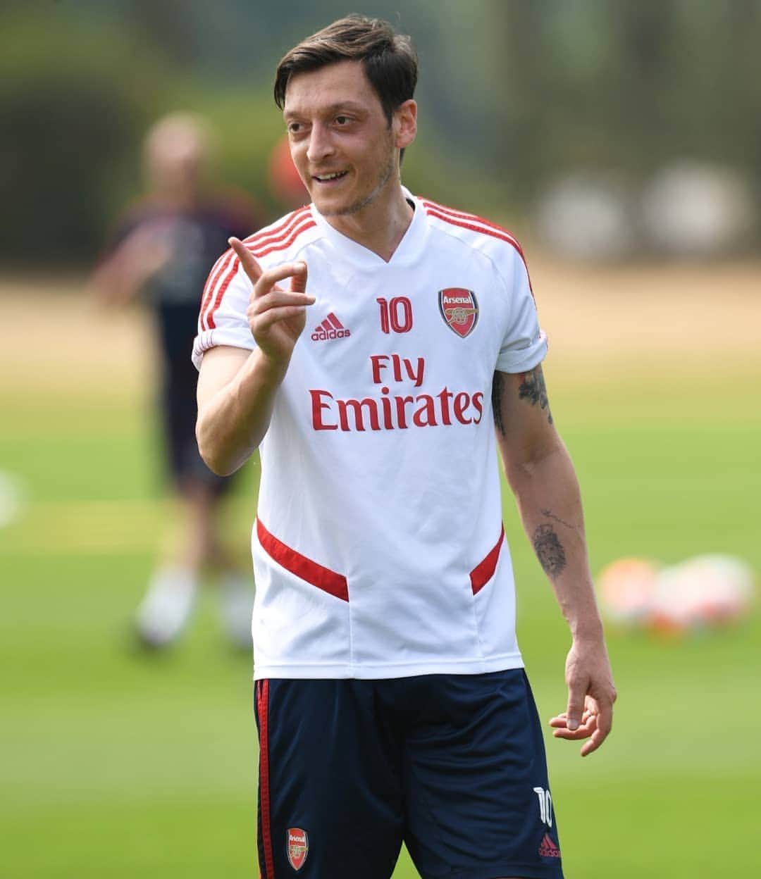 メスト・エジルのインスタグラム：「Still such a good feeling to be back out here on the training ground ❤️⚽🍃 #M1Ö #YaGunnersYa」