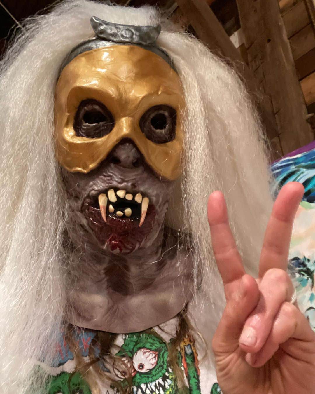 ロブ・ゾンビのインスタグラム：「Now that most states are opening back up I had to find the perfect mask for reentering this new society. I finally got this covered! Peace! #robzombie #maskon #imbackbaby Thanks to @trick_or_treat_studios for the mask! 💀👍🏼」