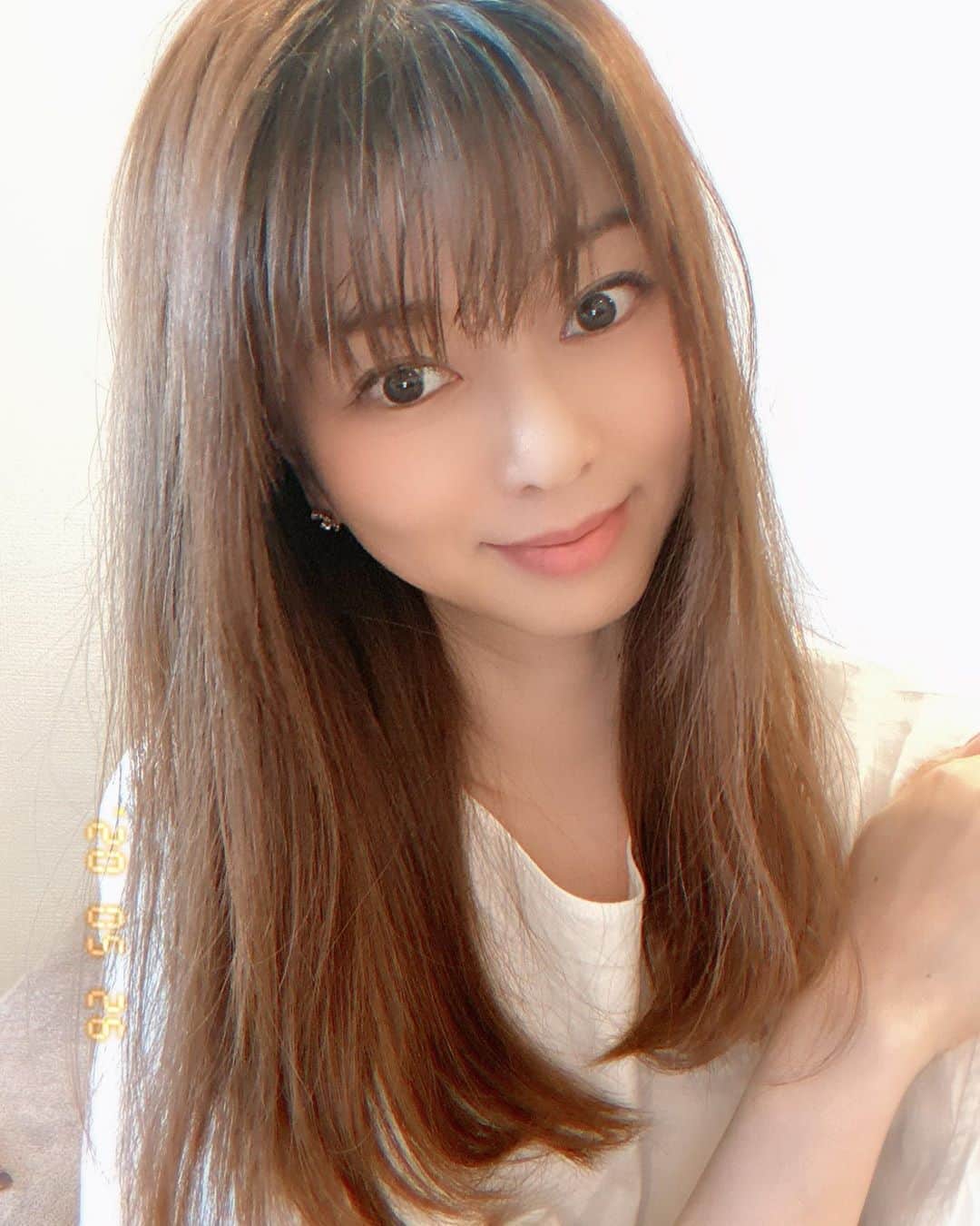 のインスタグラム：「今日は久しぶりにインスタライブをしました😉  ちょっと更新も間が空いてしまっていたので…  元気ですか？大丈夫ですか？などとメッセージをいただき、、何だか心配をおかけしてしまいすみません😂  元気です👍✨ 6月から、新しい事を始める予定なので色々バタバタしていて時間があっという間に過ぎていたよ😂笑笑  また、色々決まったら報告します🙌❤️ 緊急事態宣言も解除されましたが、変わらず色々気をつけながらお互い過ごしていきましょうね〜😊❣️ #えれな」