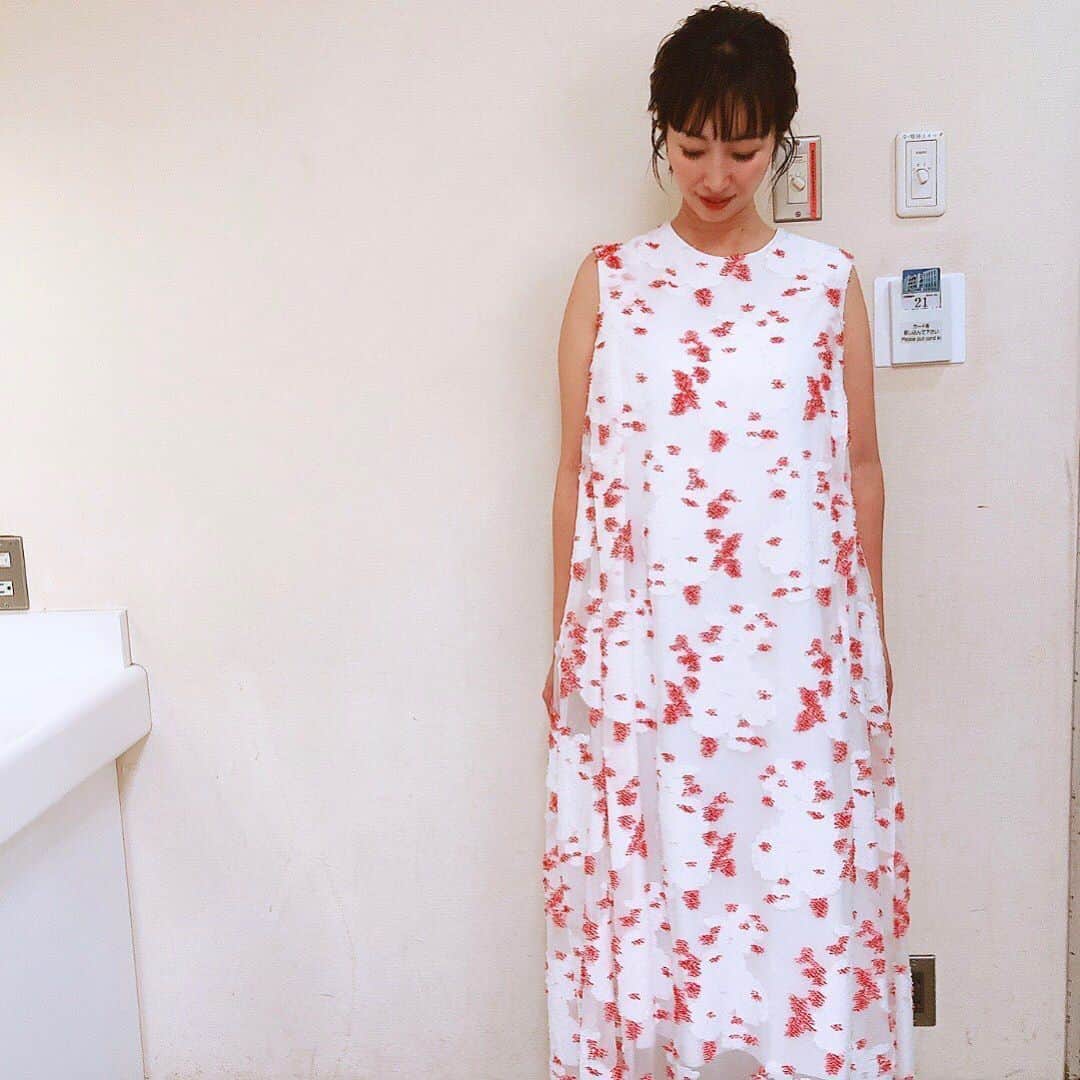 坂下千里子さんのインスタグラム写真 - (坂下千里子Instagram)「衣装 dress... @greed_int_online_shop  #写真3枚#ほぼ同じ#一枚でもいいじゃない#なんとなく#3枚で」5月26日 15時15分 - chiriko_sakashita_official