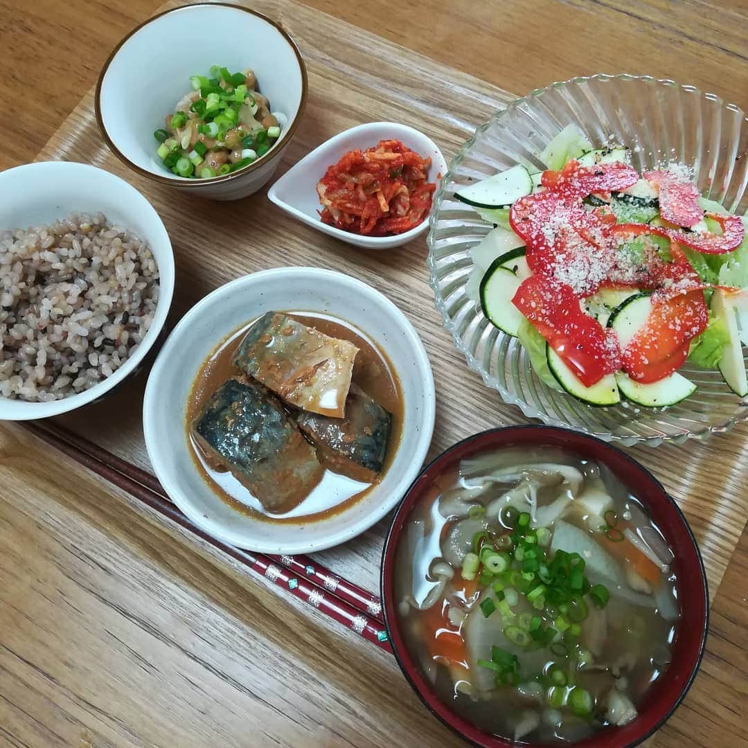 内田敦子のインスタグラム：「私は大人だから幸せを6等分 隣では0才の人が100等分くらいにしてる  #おうちごはん  #和食 #健康おたく」