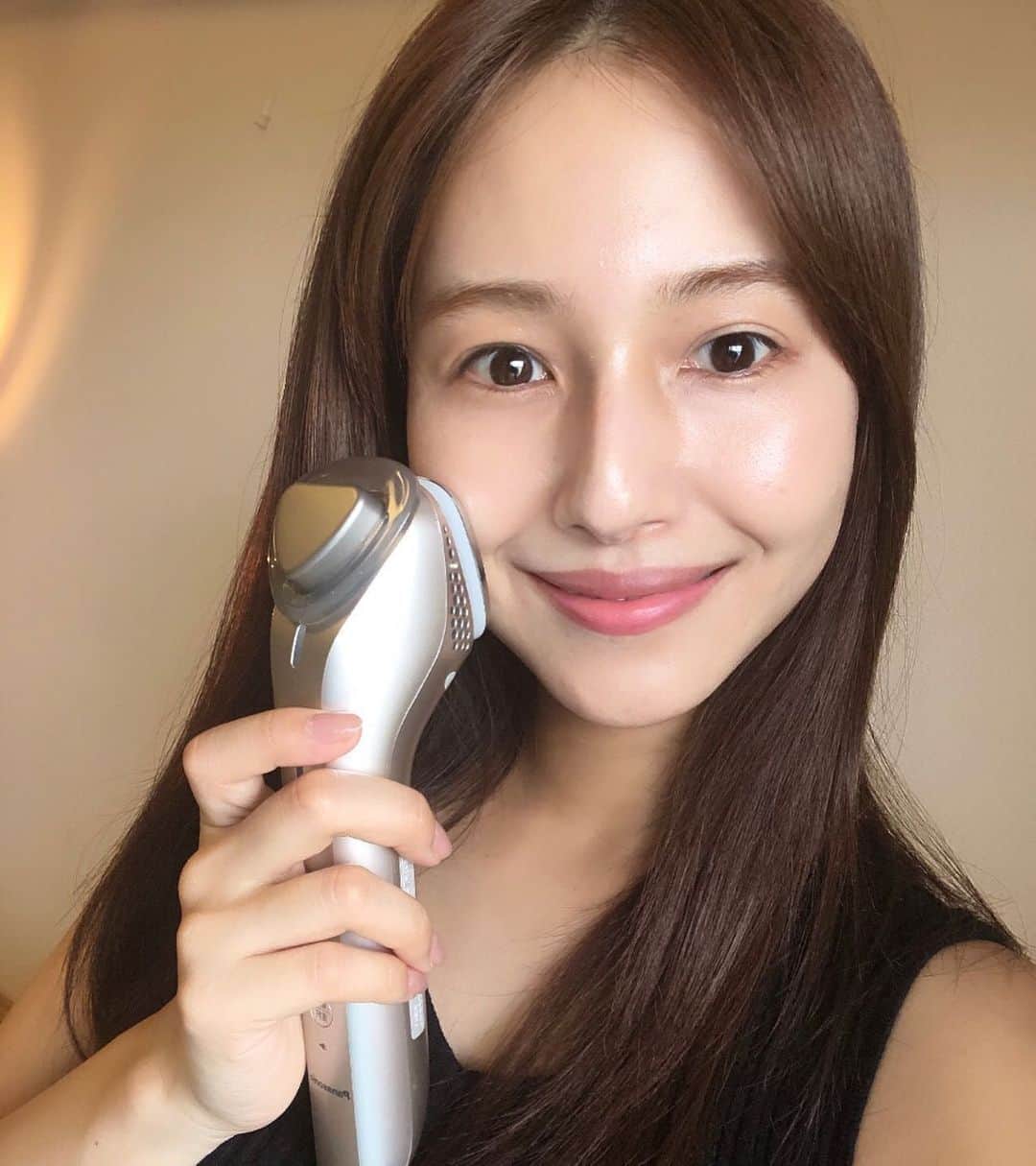 のインスタグラム：「#パナソニックビューティ#おうち美容#セルフビューティ#PR おうち時間が長いので、いつもよりも時間をかけて 丁寧にスキンケアをしたらお肌の調子がとっても良い🥺 最近使い始めた @panasonic_beauty のイオンエフェクター🌿 普段使っているスキンケアアイテムの美容成分を お肌の角質層まで浸透しやすくしてくれるんです👏 6つのモードが搭載されているので お肌の悩みに合わせて使えるのが嬉しい🥺 パックの上からも使えて、 シートマスクのみで10分ケアするよりも イオンエフェクターと組み合わせて 10分ケアした方が浸透量が4.6倍もUP！！！ これからはブライトニングモードや 引き締めに効果的なクールモードも活用して 暑い夏を乗り越えたいです☀️ https://panasonic.jp/face/products/ioneffector/EH-ST98.html」