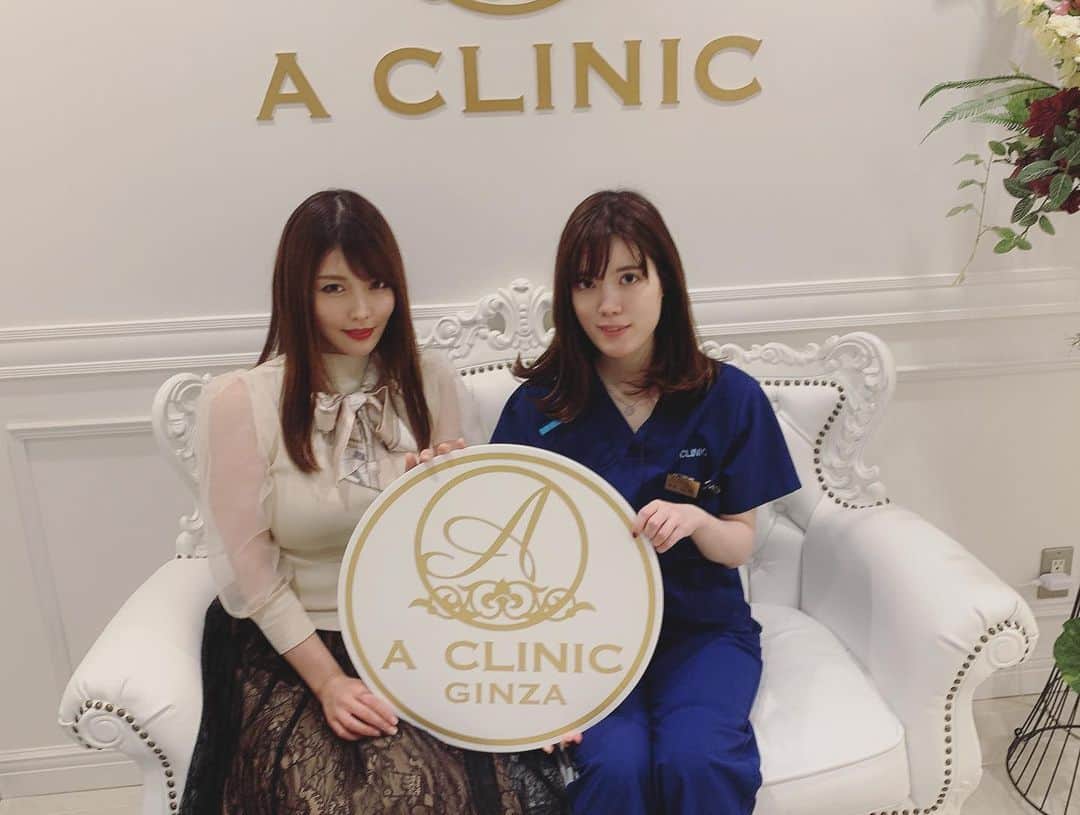 新村あかりのインスタグラム：「Aクリニック銀座さん （@a_clinic_ginza ）で Aスレッドしていただきました！溶ける糸のやつ 他院で一度リフトアップ はしたことあるけど引き上がり方が全然ちがう🥺 下向いても二重アゴならんし、何よりもみんなから痩せた！？って言われてビックリ😳 横顔めっちゃ綺麗なったらしい✨ 仕事モチベもあがるし最高すぎる…みんなにも是非オススメしたい！！！！！！ 担当は山崎先生🌼 @dr_kanayamasaki （銀座院：@a_clinic_ginza　横浜院：@aclinic_yokohama)　柴田貴志：@drtakashibata　谷口弘樹：@dr.taniguchi 山崎香名　@dr_kanayamasaki　小松塁　@dr.komatsu_rui)  #aスレッド #小顔aスレッド #aclinic #aclinic銀座#aクリニック #エークリニック #美容 #小顔 #美肌#リフトアップ #美容外科 #美容皮膚科 #美容クリニック#山田哲雄 #柴田貴志  #谷口弘樹#山崎香名 #小松塁」