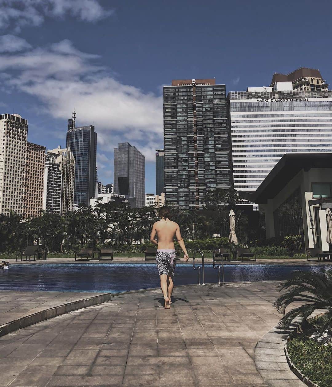 伊東大輝のインスタグラム：「Can't wait for summer to jump in the pool.🏝」