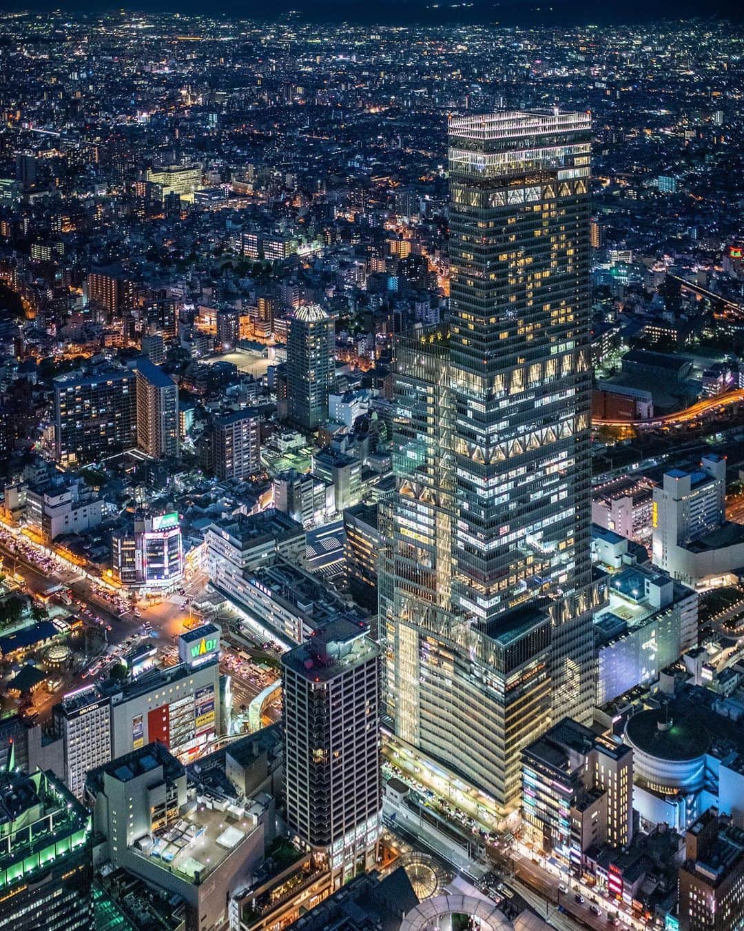 のインスタグラム：「. ＼あべのハルカスの夜景🌃／ 今回お届けするのは、大阪市阿倍野区にある日本一高いビル「あべのハルカス」の夜景💁🌃✨ 「ハルカス」という名前は「晴れ晴れとさせる」を意味する古語「晴るかす」から名付けられたそうですよ👩🏫 . ※写真は過去に撮影したものです --------------- 《投稿をご覧の皆さまへ》 関西電力Instagramでは、関西地方の灯、あたたかみのある風景のお届けを通して、皆さまの心に灯りがともるような癒しをお届けしてまいります。 外出の際は引き続き感染予防の徹底を心がけましょう。 --------------- . #おうち時間 #おうちじかん #うちで過ごそう #ステイホーム #家で写真を楽しもう #夜景 #夜景ら部 #japan_night_view #ライトアップ #夜景が綺麗 #夜景倶楽部 #都市夜景 #高層ビル #空撮 #夜景写真 #大阪 #osaka #あべのハルカス #ハルカス #ハルカス300 #loves_united_japan #ダレカニミセタイケシキ #bestphoto_japan #灯 #貴重な体験 #景色最高 #tripgramjp #best_expression_night #お写んぽ #インスタスポット」