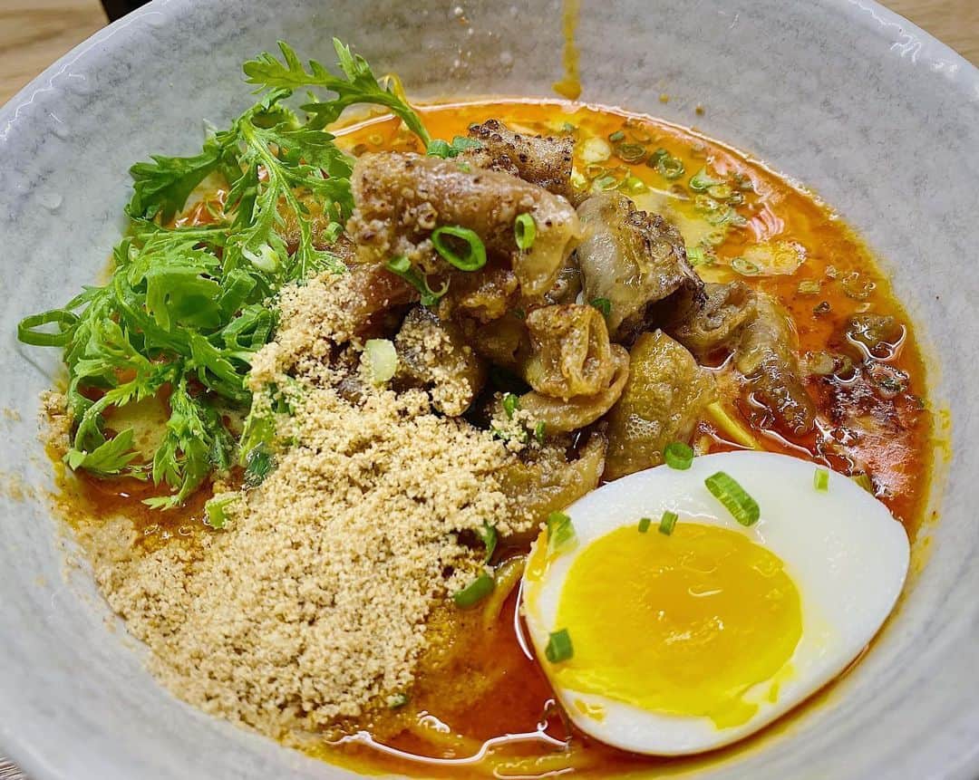 パク・ヨンインのインスタグラム：「증말 레알 맛있다.. 자본주의의 맛 이다.. 이것은 이름하야 곱창탄탄면이다. 일단 이곳의 탄탄면은 현지스타일 이라기보단, 한국인 입맛에 맞게 튜닝이 많이 되어있다. 라면에 들어있는 소곱창이라고 무시하지 말자. 무려 돼지기름에 곱이 그득~ 한 소곱창을 따로 튀겨내었고 곱창 자체의 양도 100g 이니 아주 풍성하다. 바싹!! 하게 구워낸 곱창이 국물에 들어가니 아주 쫀득쫀득한 식감을 만들어 내는데. (질기다는 이야기는 아니다) 그 식감이 면 과 만나니, 또 그 맛이 재미있다. 아주 오랜만에 찾아간 가게에서 아주 맛있게 먹었다. 마지막은 역시 바닥에 깔린소곱창 숟가락러쉬!! @dal_noodle #달아래면 #성수동달아래면」