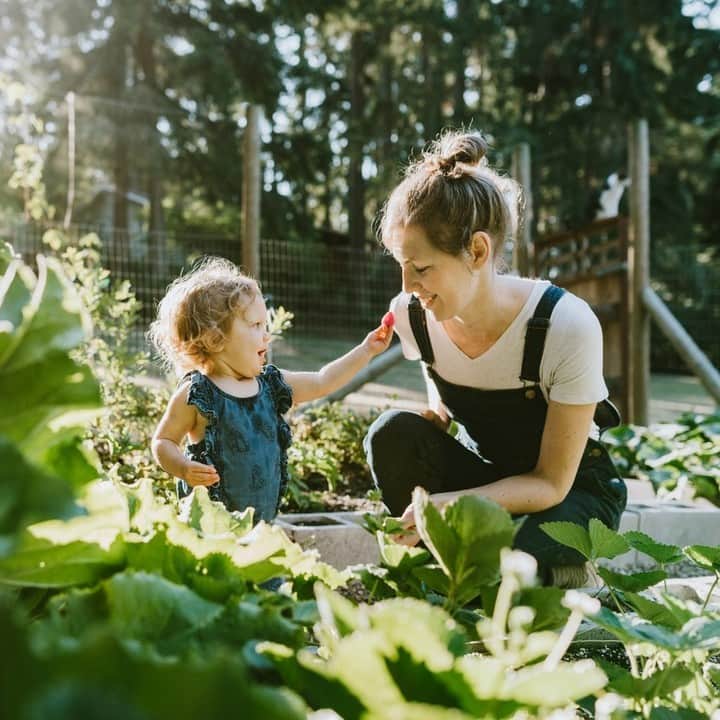 Melvita Officialのインスタグラム：「Si on vous dit qu’elle est la plus belle, la plus aimante, la plus généreuse… vous avez une idée ? Nos mamans bien évidemment !  La Fête des mères approche à grands pas ! C’est le moment de trouver LE cadeau engagé qui lui ressemble 🎁  #Melvita #maman #fetedesmeres #mothersday #nature #greencosmetics #cleanbeauty #bio #nature」