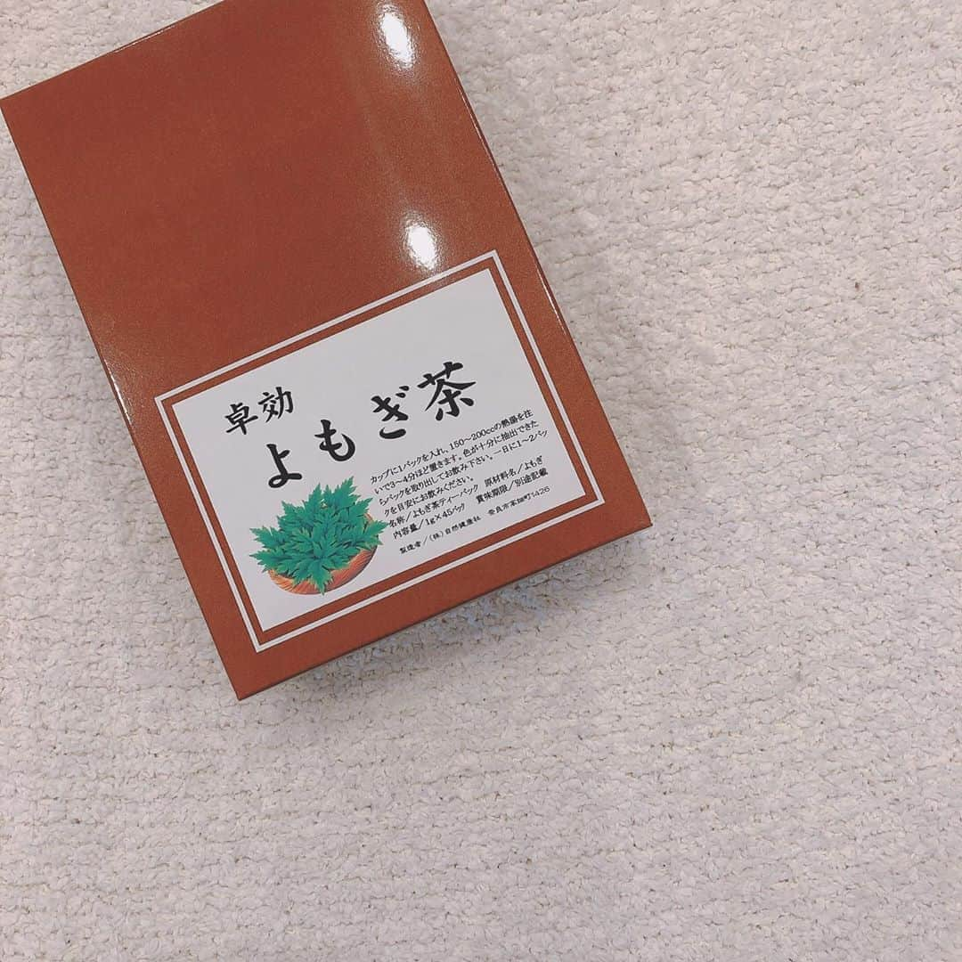 高橋里帆さんのインスタグラム写真 - (高橋里帆Instagram)「最近飲んでるお茶❣️ 渋めのパッケージが更に商品の良さが引き立っている感じがして好き！笑  体と温めるのにも女性は大事！ しかも子宮を温めてくれるので、体全体が温まりやすくなる✨ 更に自律神経も整えてくれるのが、嬉しい✨ 自律神経が乱れがちな私には助け舟😢  毎日マイボトルに熱々のよもぎ茶を入れて、飲む時に水と割って飲んでます✨  #よもぎ茶#温める#自律神経#マイボトル#高橋里帆オススメ #お茶#子宮#冷やさない#からだを温める #整える」5月26日 16時01分 - takahashi.riho