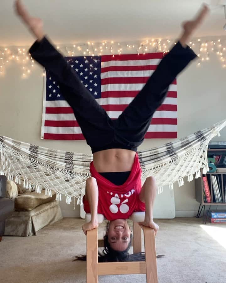 アンドレア・フエンテスのインスタグラム：「When a journalist or curious person asks me how we are practicing without a pool this days, I always have to end up sending a video, or they don’t understand. I though it could be interesting to share some tips! We are used to train upside down for a lot of hours a day when we are under normal conditions, so for us @feetup is helping to maintain and improve our core, balance and legs sensations that we usually need. Do it without breathing and it’s starting to look somehow like “dry synchro”... @artswimusa @usaartisticswimming Thank you @feetup !!」