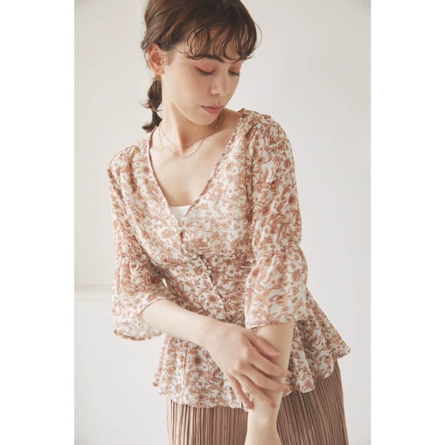 アヴァンリリィのインスタグラム：「RECOMMEND ITEM ㅤㅤㅤㅤㅤㅤㅤㅤㅤㅤㅤㅤㅤ 店舗・SHEL'TTER WEBSTOREにて発売中🚚 ㅤㅤㅤㅤㅤㅤㅤㅤㅤㅤㅤㅤㅤ ：TOPS NELLIE FLOWERペプラムブラウス Price.¥5,990+tax No.180DS533-2290 ㅤㅤㅤㅤㅤㅤㅤㅤㅤㅤㅤㅤㅤ ：NECK LACE ボールチェーン2連チョーカー Price.¥1,990+tax No.180DS856-2840 ㅤㅤㅤㅤㅤㅤㅤㅤㅤㅤㅤㅤㅤ  ㅤㅤㅤㅤㅤㅤㅤㅤㅤㅤㅤㅤㅤ ㅤㅤㅤㅤㅤㅤㅤㅤㅤㅤㅤㅤㅤ 画像をタップで商品詳細をご覧いただけます🔍 _______________________________________________________ #AVANLILY #アヴァンリリィ」