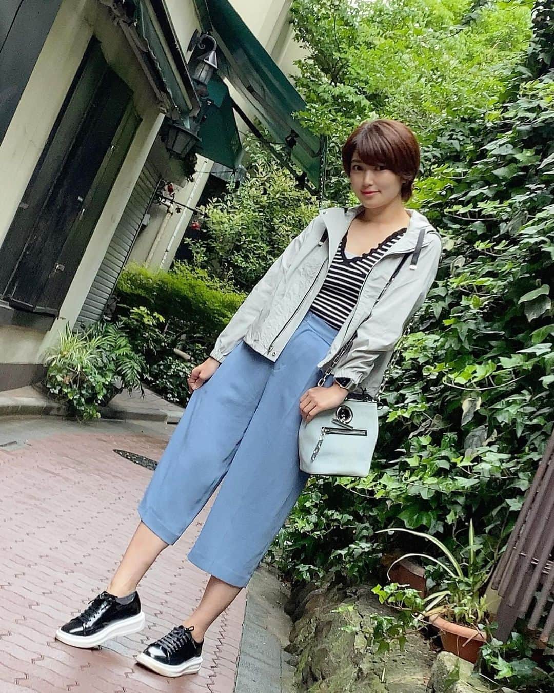 のインスタグラム：「まだまだステイホームもしつつ、 友達にも会える時には会いに行きたい♡オンラインもいいけど、やっぱ直接会いたい❤️ @p31_korea  @p31_global  @qoo10#p31 #韓国スニーカー#ブラックスニーカー #ダッドスニーカー#スニーカー レディース  #メンズスニーカー#厚底スニーカー  #7cm  #bff #lunchout #harajuku #原宿」