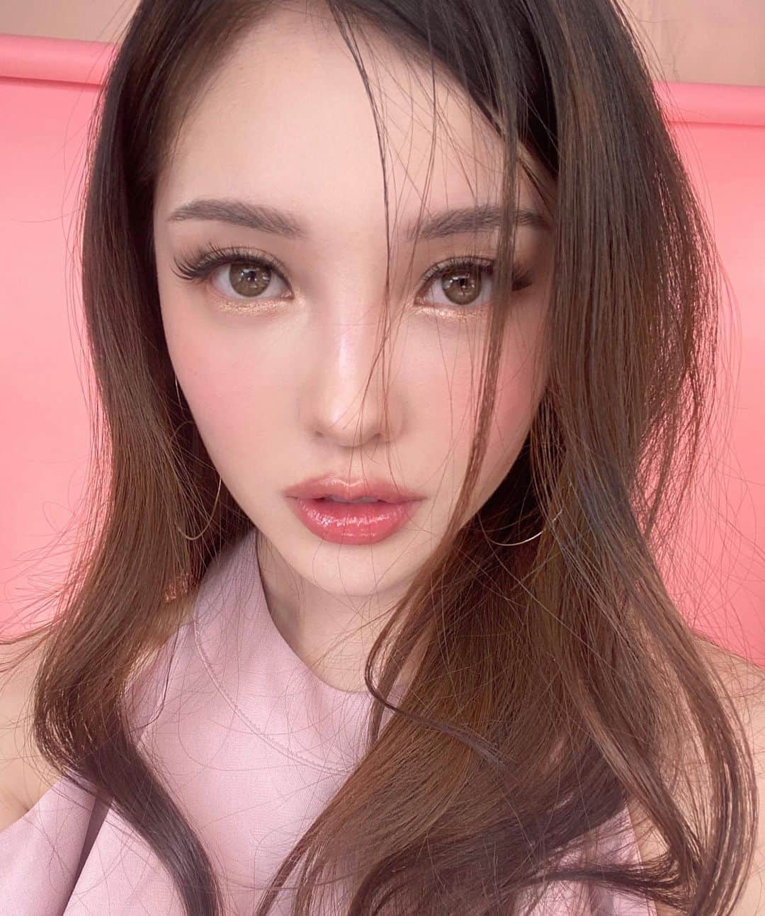 ポニーのインスタグラム：「Write down your last sent txt msg...📱🙃 mine is ‘아냐’」
