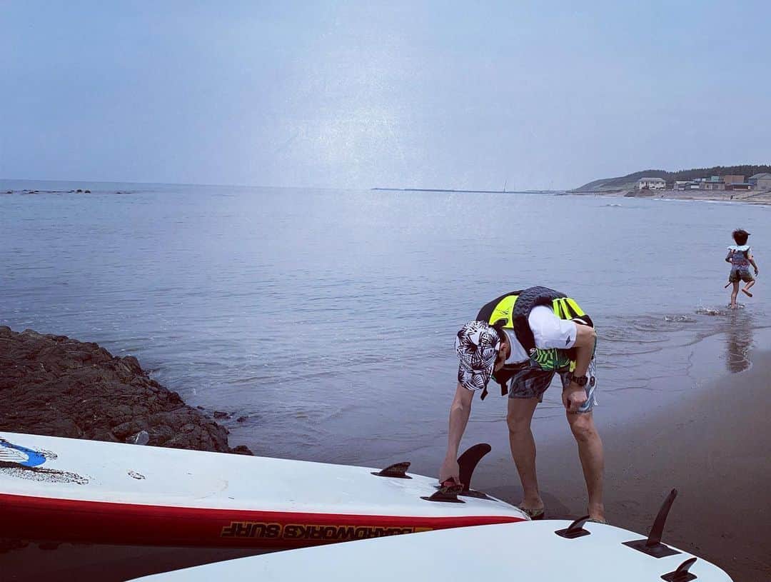 上村知世さんのインスタグラム写真 - (上村知世Instagram)「SUPのシーズンイン‼︎ 水はまだ冷たいw そして身体も重いw #sup #standuppaddle #sea #family #niigata」5月26日 16時46分 - tomose0207