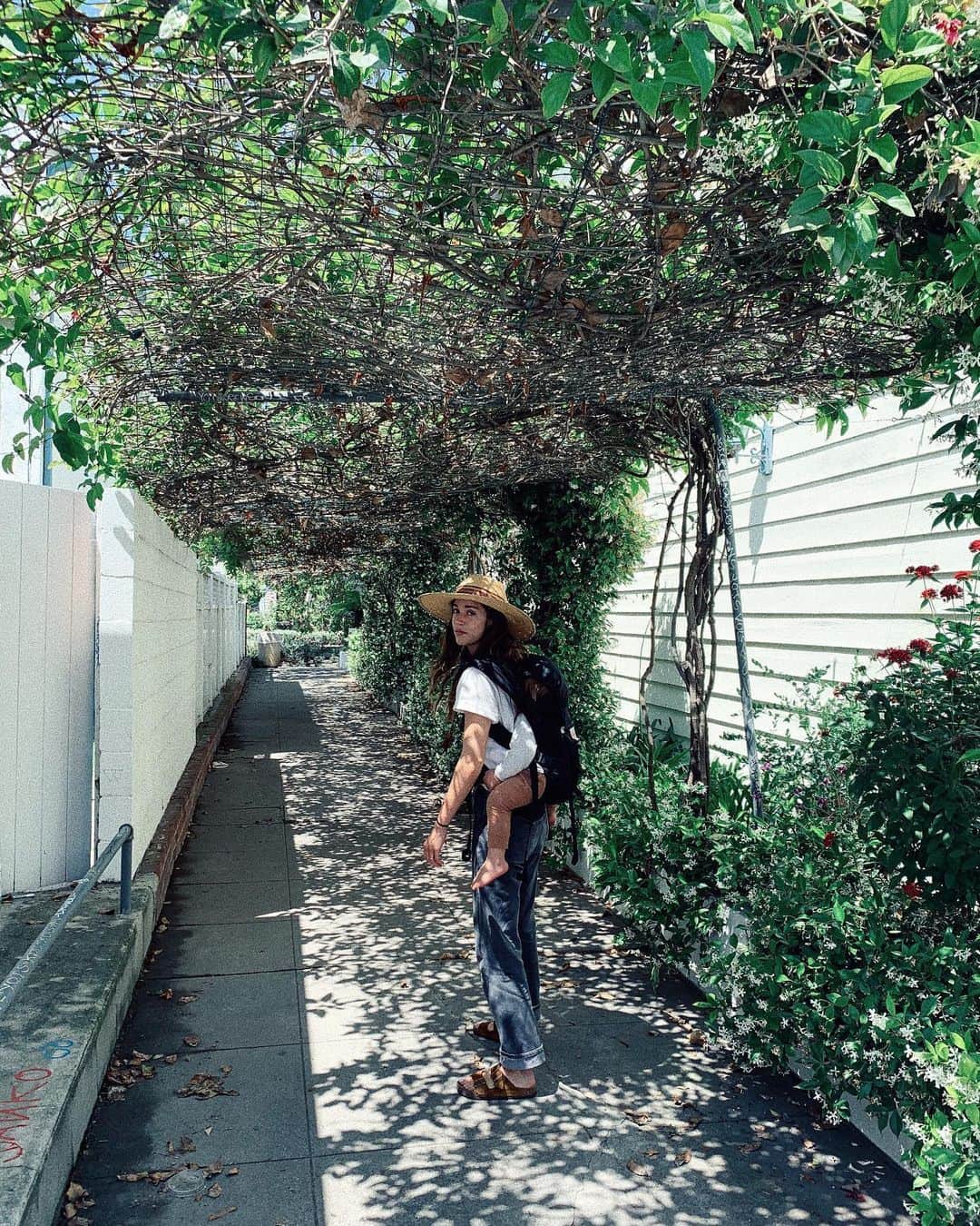 マチルダ・ルッツのインスタグラム：「My little monkey and I discovering secret places #justthetwoofus #monkeys」