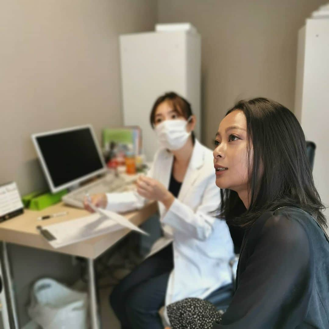 脇田恵子さんのインスタグラム写真 - (脇田恵子Instagram)「小麦肌さん達朗報ですよ〜！ 本当に痛くない医療脱毛🥴💓 こんなに小麦肌の私でも全く痛みを感じなかった🥺💜 気になっていた腕の産毛さよならしに来たよー！ こんがりしてるから産毛は諦めていたんだけどやっぱりずっと気になっていて🤫  やっと出会えました🤗❤️嬉しい！ 男性の濃いお毛毛でも今までの医療脱毛と比べたら肌負担も少ないのでオススメです🥰💓 肌ダメージが少ないから脱毛後の乾燥も気にならないし何より施術のストレスが確実に軽い！ このマシンの医療脱毛は是非体験してほしい！  また脱毛ー？？って言われることもあったけど😂 これで気になるとこも終わらせて卒業できそうです🤤🤤 #医療脱毛 #色素濃いめ #問題無 #ちゅるちゅる VIO 脇 ヒゲ 痛くて無理ってなっていた方トライしてみて！ 予約は @pu______ku2 さん経由だとスムーズ😊👌 この機械は画期的すぎてあんまりこうゆう投稿するの好きじゃないけど笑 脱毛ジプシーなってたからやっと落ち着ける村見つけた気分w  ちょうどお試しプランができたから体験行ってみて🥰 脇3000円 両肘下/ 両膝下 5000円」5月26日 16時47分 - keiko_wakita3