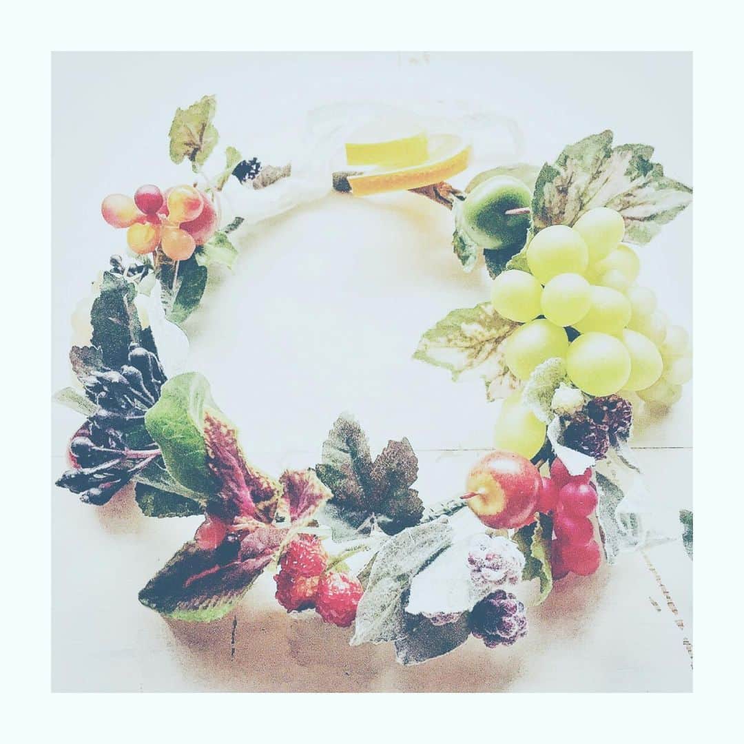 2次会エンジェルのインスタグラム：「． ． 花冠ならぬ「フルーツ冠」🍓🍇🍊﻿ ﻿ とってもカラフルで可愛いですよね♡﻿ ﻿ これからの暑い季節にオススメです😇﻿ ﻿ #フルーツ冠 #フルーツかんむり #花冠 #ウェディング #wedding #結婚式 #ブライダル #結婚式二次会 #二次会幹事 #2次会エンジェル #二次会エンジェル #プレ花嫁 #卒花嫁 #ゼクシィ #結婚準備 #プレ花嫁さんと繋がりたい #marry花嫁 #みんなのウエディング #2020春婚 #2020夏婚 #2020秋婚 #2020冬婚 #結婚式レポ #ナチュラルウェディング #プラコレ#dressy花準備 #卒花嫁 #ウェディング準備 #marry花嫁﻿」