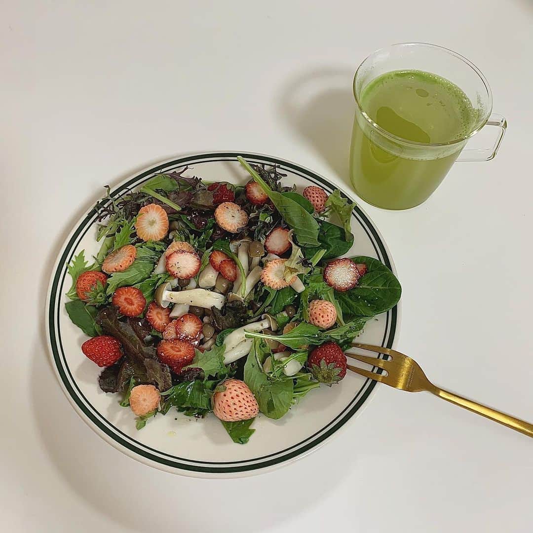 のインスタグラム：「🍓 白い苺はちょっと桃みたいな風味で美味でした。ドレッシングはホワイトビネガーでつくるのが私的鉄板。❤︎ちょこっと痛んじゃったから苺ジャムもつくりましたー。簡単でびっくり。この自粛生活での発見は、意外と簡単に作れるものがたくさんあるということ☝︎」