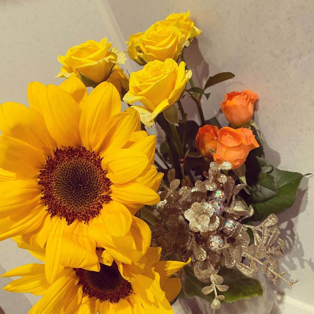 天使もえさんのインスタグラム写真 - (天使もえInstagram)「ㅤㅤ ㅤㅤ ビタミンカラーたっぷり🌻 ㅤㅤ お天気よくない日が続いてるけど がんばろーねっ٩(｡•ω•｡)و ㅤㅤ ㅤㅤ The weather has been bad in Japan, so I decorated flowers with plenty of vitamin color🧡 ㅤㅤ ㅤㅤ #flowers #dandelion #rose #vitamincolor」5月26日 16時54分 - amatsuka.moe