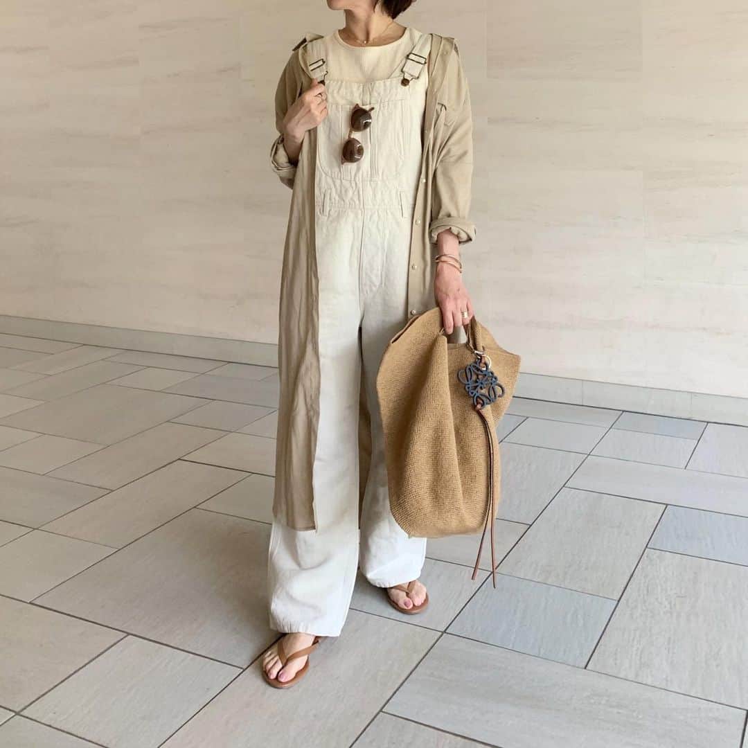 のインスタグラム：「* * SSで欲しかった リネンのオーバーオール✧ * 夏でも快適なサラッと生地で ゆったりシルエット♥︎ 真っ白じゃないオフホワイトカラーもポイントのひとつ◡̈ * * shirt: #myu overalls: #plage bag: #lavishgate eyewear: #oliverpeoples * * #fashion#coordinate#ootd#outfitoftheday#outfit#mamagirl_sugotoku#locari#mineby3ootd#153cm#大人カジュアル#大人ファッション#ママコーデ#オーバーオール#リネン#おちびコーデ#低身長コーデ」