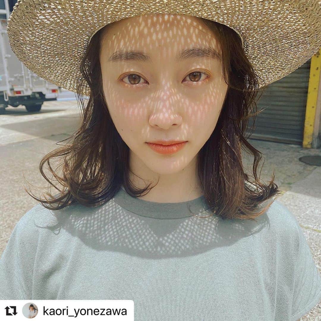のインスタグラム：「. かおりさんのメイクはシンプルなのに雰囲気がぐんと変わるの。❤︎今までになかった雰囲気で嬉しい🌷🌷そういえば、真正面の写メって今まであまり撮ってこなかったなぁこんな顔をしているんだね、毎日見てる顔でも発見はあるのですね🌙 . #Repost @kaori_yonezawa with @make_repost ・・・ 木漏れ日👒👒👒 先日のいずみさん🥰 かわいいヘアメイク沢山したい❤️ #yone_hair」