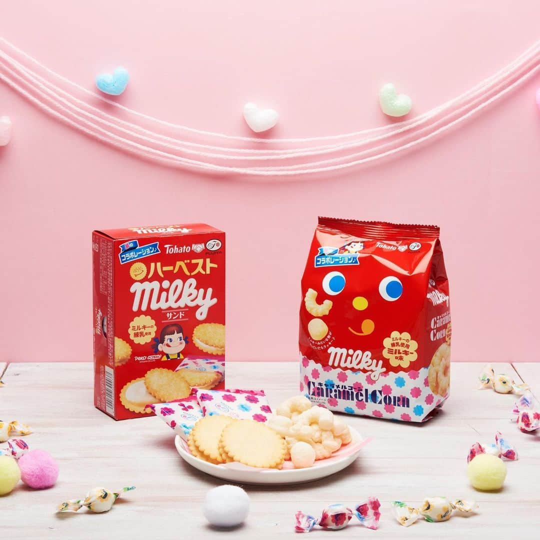 のインスタグラム：「. 夢のコラボレーション🎶 . 期間限定で不二家さんとのコラボレーション商品を新発売🌟ミルキーの世界観を感じられるとってもかわいいパッケージです❣️ . 🥛「キャラメルコーン・ミルキー味」は、ミルキーに使用されている練乳を加えた蜜をかけ、まろやかなミルクの風味が広がるミルキー味に！ミルキーのような丸い形をしたキャラメルコーンも入っており、探して楽しい仕立てです😆🔍🍬 . 🍪「ハーベストミルキーサンド」は、ミルキーに使用されている練乳を生地に練り込み、香ばしく焼きあげたハーベストで、ミルク風味のクリームをサンドしました🌿 . 不二家さんからは、サクサクのコーンパフが入った「ミルキーチョコレート(キャラメルコーン味)」が新発売されます🍫 是非チェックしてみて下さい💗 . #東ハト#不二家#夢のコラボレーション#キャラメルコーン#ハーベスト#ミルキー#キャラメルコーンミルキー味#ハーベストミルキーサンド#ミルキーチョコレート#おやつ#おうちじかん#おうちおやつ#かわいい#tohato」