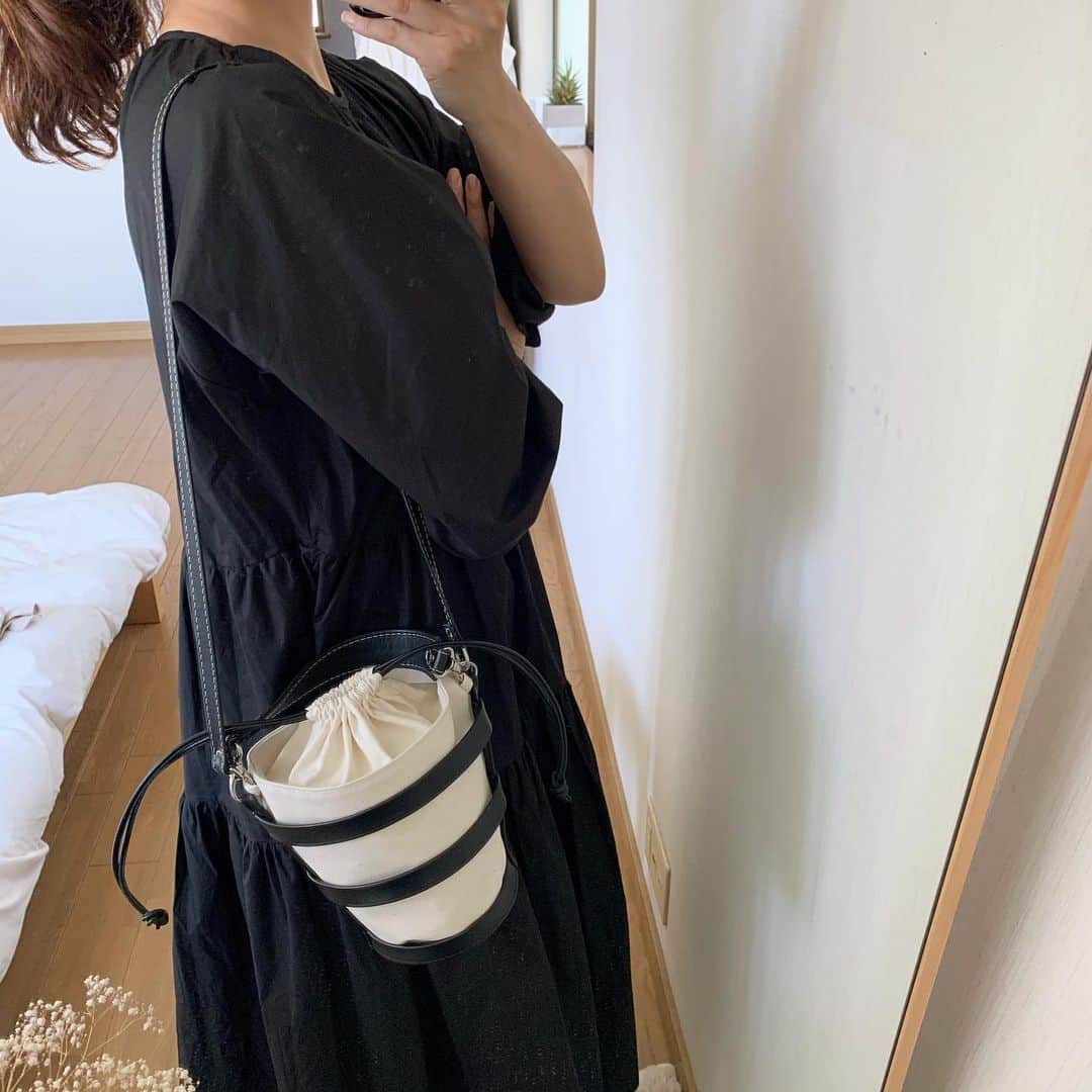 eve_mi_nさんのインスタグラム写真 - (eve_mi_nInstagram)「+ 最近はモノトーンにハマり中☺︎ + + + op:@mite__official bag:@enfas_official ＿＿＿＿＿＿＿＿＿＿＿＿＿＿＿＿＿＿＿＿＿＿＿＿＿＿＿＿ #mite#ミテジョ#フリルワンピース#モノトーンコーデ#enfasbag#morrowbag#ブラックワンピ#ponte_fashion#locari」5月26日 17時15分 - eve_mi_n