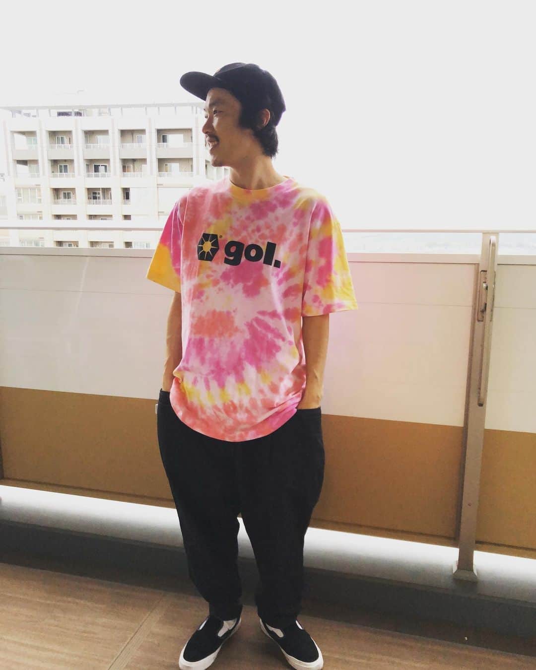 のインスタグラム：「先日gol.さんのインスタライブでタイダイ染めしたTシャツが出来上がりましたー！ 『ぐるぐる』の模様にしたはずが完全に『まだら』になってます。笑 でもかなりいい感じに出来ました🙆‍♂️ 自分で染めると愛着が湧くしいいですね💯 俺はワンサイズ大きめにゆったり着るのが好きなんで大きめにしました！皆さんも是非！ #gol #gol_deportes #タイダイ染め #南葛SC」