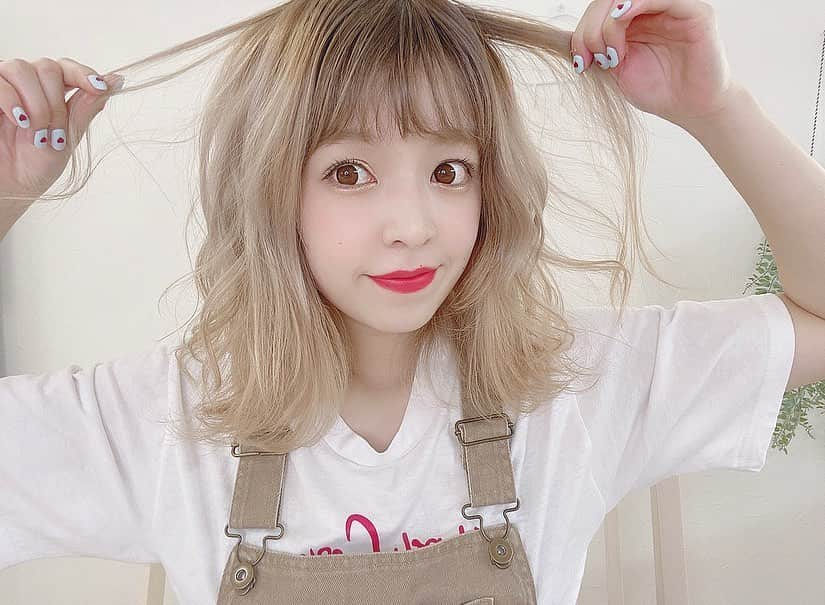 二宮璃子さんのインスタグラム写真 - (二宮璃子Instagram)「このくらいの長さヘアセットが 楽しい😳🌼 楽しくなってきた💗💗 髪の毛切ったし髪のケア本当 頑張ろうと思う🥺笑 色落ちしてきたら紫シャンしよ♡♡ 白っぽくなる髪色が好きだな〜☺️ 久々にオーバーオール着た♡ #女の子ママ　#2児まま　#ハイトーン　#グラデーション」5月26日 17時25分 - riixten