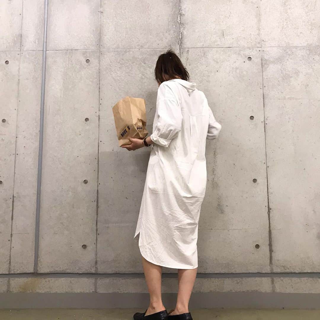 のインスタグラム：「久々の#今日コ 🧸 ようやく日常が戻ってきそうで嬉しいデスネ♡♡♡ 悲しいことも、いろいろと支障もあったけど、、、 去年1年走って、年明けから自粛寸前までは繁忙期。ブキッチョなのでずっと遅く帰って朝早く出社して、休みも返上で仕事してたからヘトヘトで自分の時間も🧑🏻との時間も全然なかったけど、久々に一緒にいられた！ いっぱい寝たし、たくさん映画見たし、勉強したし、ダイエットもはじめたし、新たな壮大な2人の夢も見つけた笑  仕事開始にリフレッシュしてまたガンガン働くぞ🔥🔥 みんなお疲れ様でした！ また自粛にならないようにゆっくりゆっくり日常に戻りましょ♡  #宣言解除」