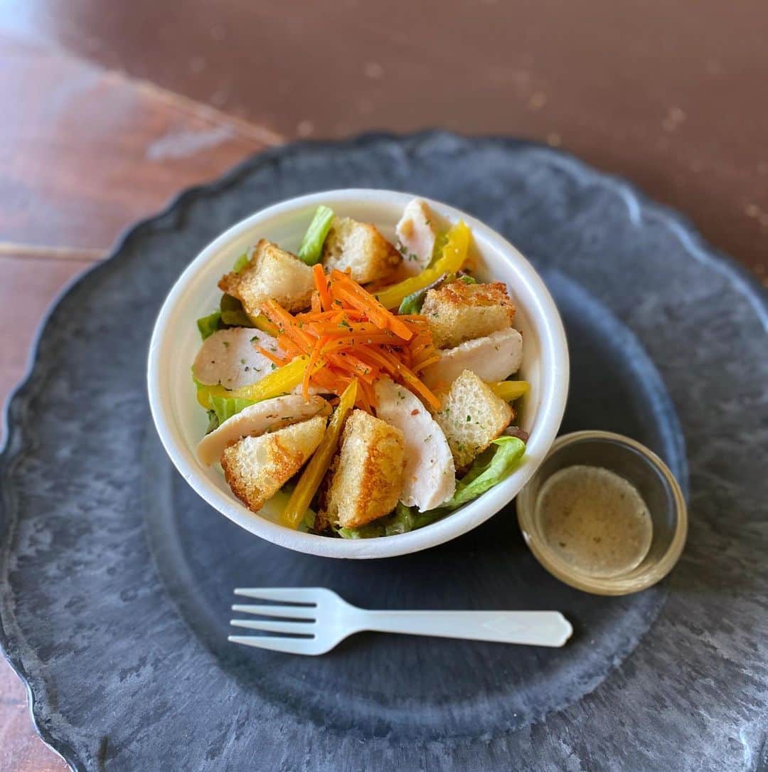 cafezakkagallery-flagのインスタグラム：「▪︎テイクアウト▪︎ 新しいテイクアウトメニューが増えました。 パスタとサラダとヘルシー鳥和えに バターたっぷりのカリカリフランスパン付きの サラダパスタです。 ドレッシングで混ぜ混ぜして お召し上がり下さいませ。 和食のお弁当も引き続きご用意してます。 ぜひHPのご予約よりオーダー下さいませ。  #cafeFLAG #cafezakkagalleryflag  #テイクアウト #大阪府 #枚方市 #お弁当 #パスタ #まぜまぜして食べる」