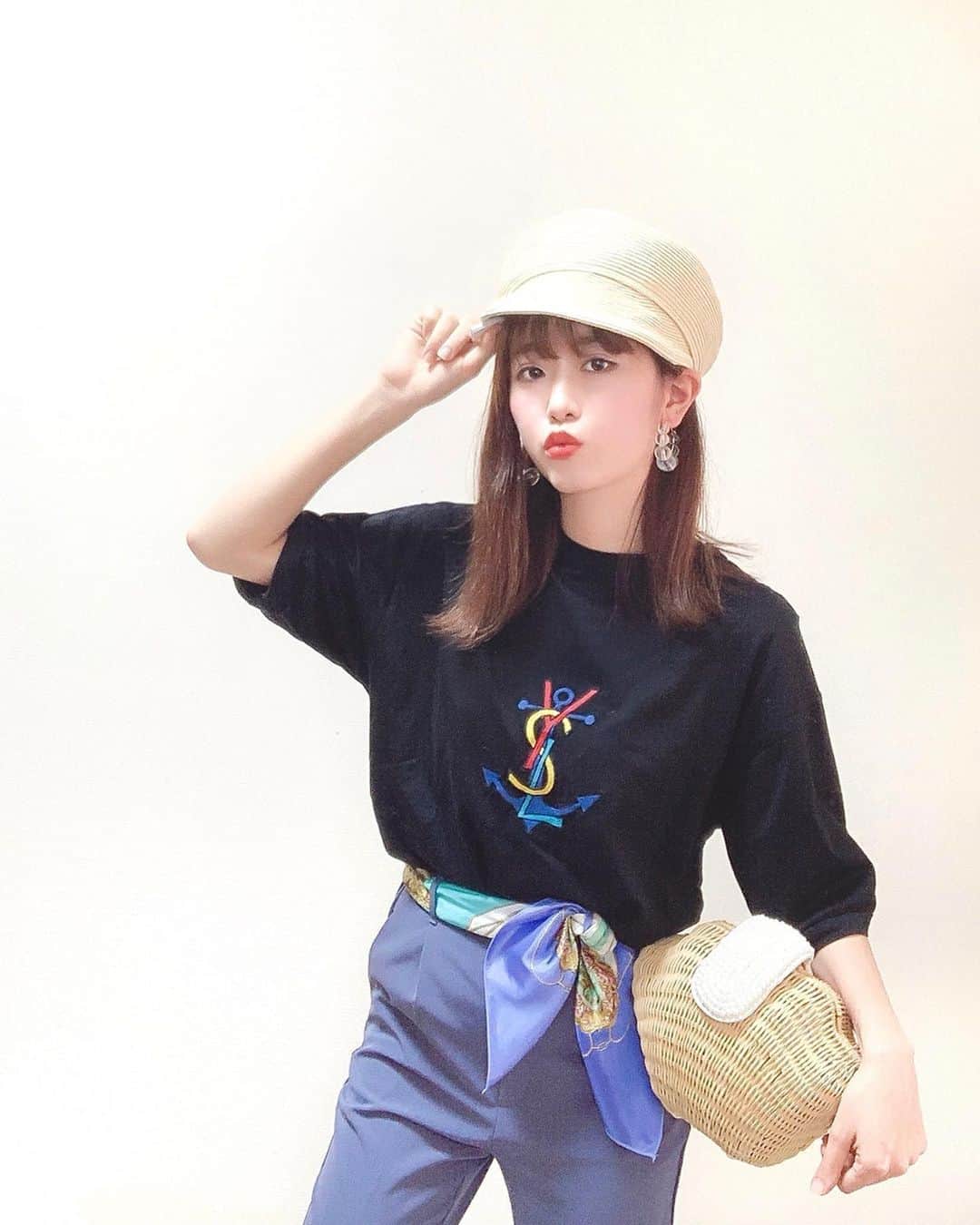 Kanaのインスタグラム：「ㅤ ㅤ 今の髪の長さが好評なのが嬉しくて 調子に乗ってもう1コーデ撮ったので 載せさせてください🙇🏻‍♂️ ㅤㅤㅤㅤ リクエストで意外にも多かった普段着！😳 ㅤ いやぁパークも普段着なんだけど、(笑) パークとそれ以外だと着たい系統違うって 前に言ったの覚えててくれたのかな？🥺💓 うれしいな〜🥺💕💕 ㅤ ㅤ ㅤ あとは夏系投稿ってリクエストも多かったので 今回は夏の普段着にしてみました〜⚓️🌺 ㅤ カジュアルにTシャツ👚🍒 ㅤ ㅤ ㅤ T-shirt / @ysl color pants / @gu_global bag / @beautifulsail_official casket / @earth__1999 ㅤ ㅤ ㅤ ㅤ ㅤ ㅤㅤㅤㅤ #kana_code ㅤㅤㅤㅤ #本日のコーデ #スカーフアレンジ #カラーパンツ #ジーユー #かごバッグ #スカーフ #キャスケット #tシャツコーデ #夏コーデ #スカーフコーデ #ysl #gu #ootd #earthmusicandecology」