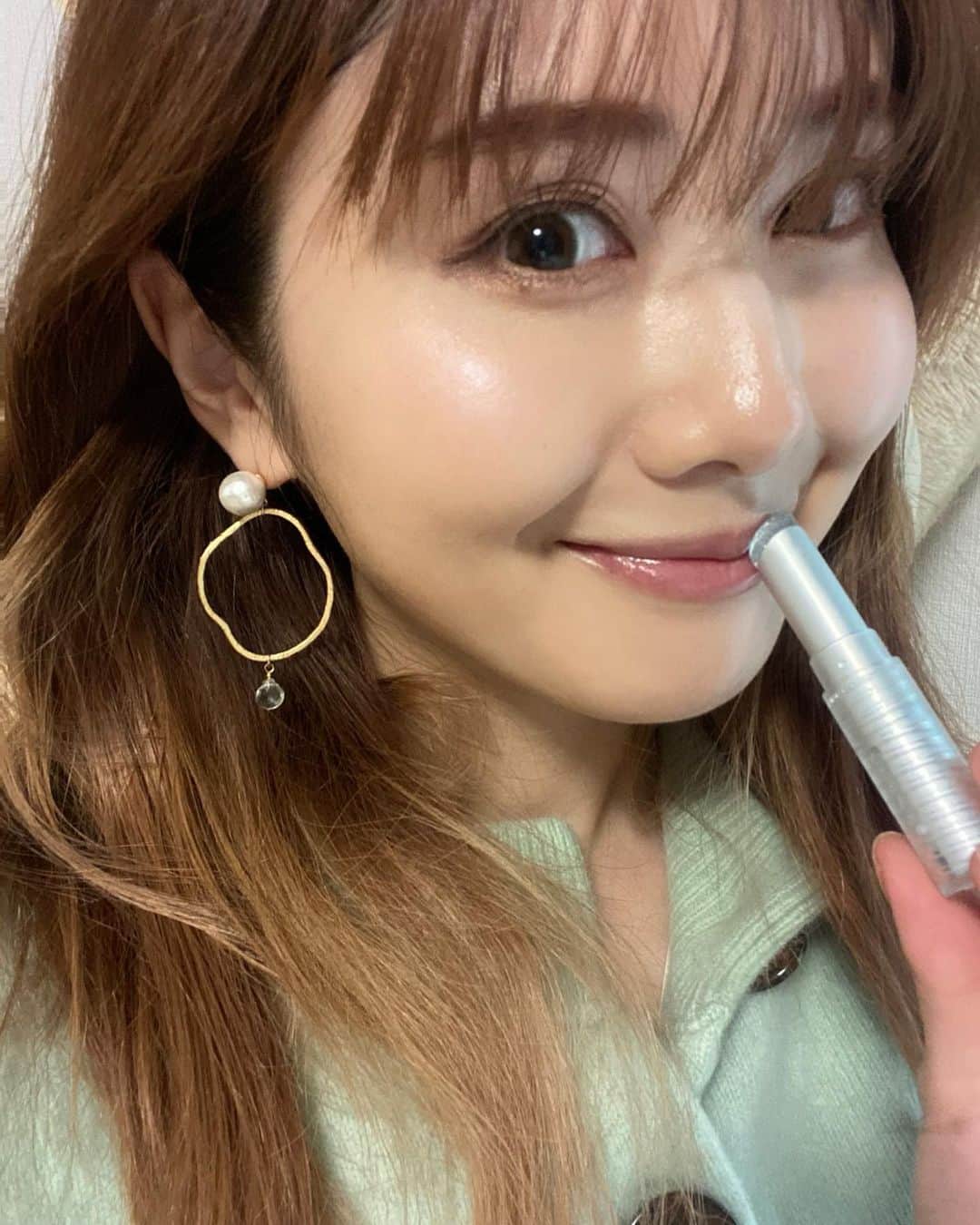 一木美里さんのインスタグラム写真 - (一木美里Instagram)「𝒏𝒆𝒘🤍𝐆𝐥𝐢𝐭𝐭𝐞𝐫𝐲 𝐖𝐚𝐯𝐞 𝐋𝐢𝐩𝐁𝐚𝐫𝐦🪐﻿ @unleashia 💫 ﻿ 話題のキラキラのクリアリップ購入🤍﻿ リップクリームの質感で﻿ 写真で見ていたよりギラギラせず﻿ ほんのりキラッと感があるので﻿ 日常づかいにぴったり🐩﻿ ﻿ マスク😷するのでベタっとつくリップは避けなきゃいけない最近ですがこれはわたし的にはOkでした💓﻿ ﻿ ﻿ #韓国コスメ#コスメ#メイク#リップ#キラキラリップ#kbeauty#MillyKorea#韓国美容#화장품#건성피부#반짝반짝#新作コスメ#コスメメモ﻿ ﻿」5月26日 17時37分 - misato_ichiki