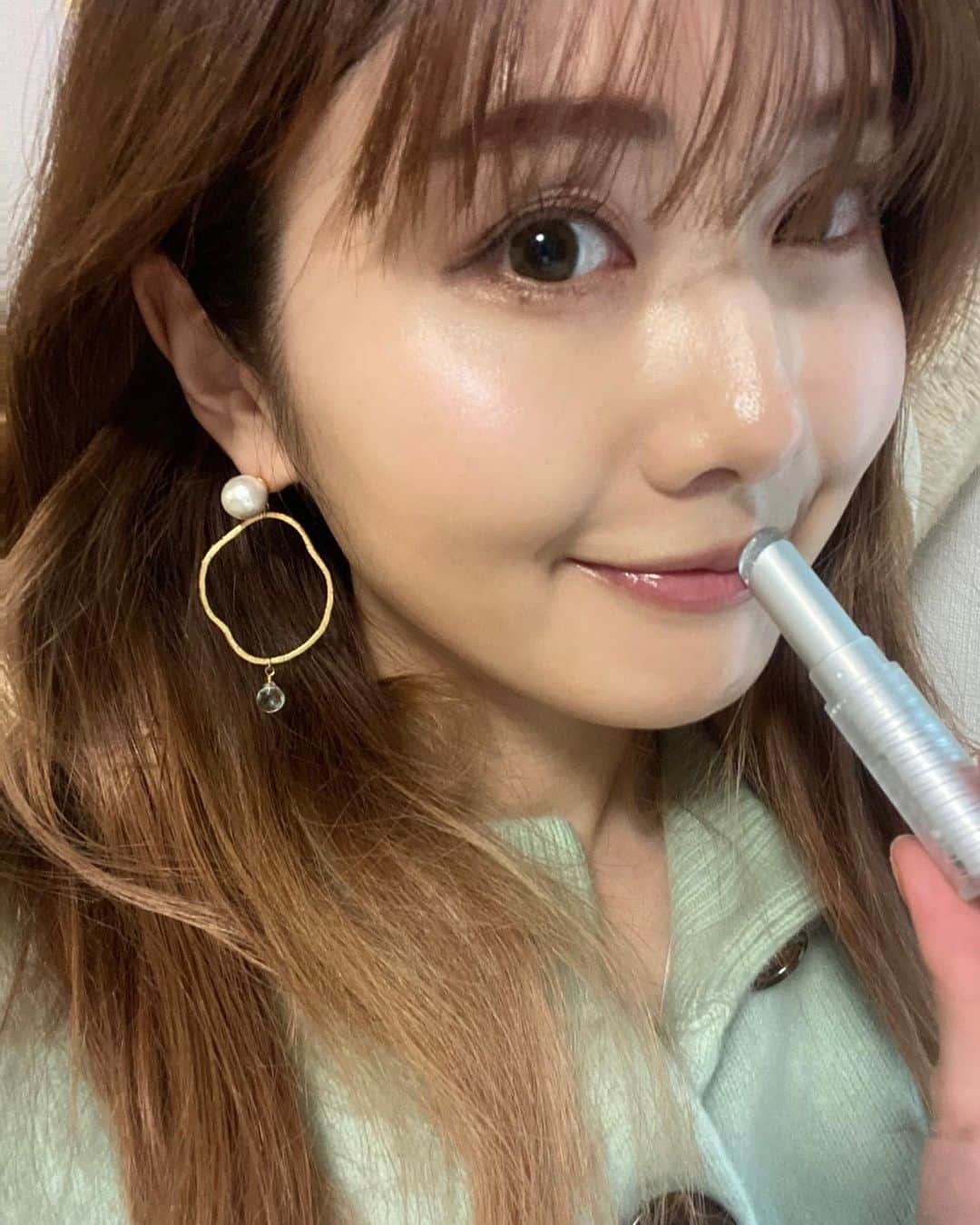 一木美里さんのインスタグラム写真 - (一木美里Instagram)「𝒏𝒆𝒘🤍𝐆𝐥𝐢𝐭𝐭𝐞𝐫𝐲 𝐖𝐚𝐯𝐞 𝐋𝐢𝐩𝐁𝐚𝐫𝐦🪐﻿ @unleashia 💫 ﻿ 話題のキラキラのクリアリップ購入🤍﻿ リップクリームの質感で﻿ 写真で見ていたよりギラギラせず﻿ ほんのりキラッと感があるので﻿ 日常づかいにぴったり🐩﻿ ﻿ マスク😷するのでベタっとつくリップは避けなきゃいけない最近ですがこれはわたし的にはOkでした💓﻿ ﻿ ﻿ #韓国コスメ#コスメ#メイク#リップ#キラキラリップ#kbeauty#MillyKorea#韓国美容#화장품#건성피부#반짝반짝#新作コスメ#コスメメモ﻿ ﻿」5月26日 17時37分 - misato_ichiki