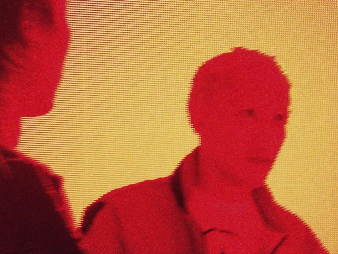 YOSHIROTTENのインスタグラム：「art direction for @beams_harajuku_official  90年代のレイブカルチャーをベースに、現代に再燃するハードなレイブカルチャーをイメージしたフォトストーリー。ベルリンでのパーティーシーンを撮影してきたオノツトムのドキュメンタリータッチの写真と,今の東京のアンダーグラウンドなシーンでリアルに生息するモデルを起用し、リアルとアンリアルが交差していく。クラブシーンはいつでも制限と閉塞感の中から生まれていきますが、そこに対するアンチテーゼでもあり、その中でもいつも音楽は鳴り続いていく。深夜から朝まで繋がってしまったあのクラブでの時間の止まった感じが、タイトルの「light tunnel」と繋がっています。」