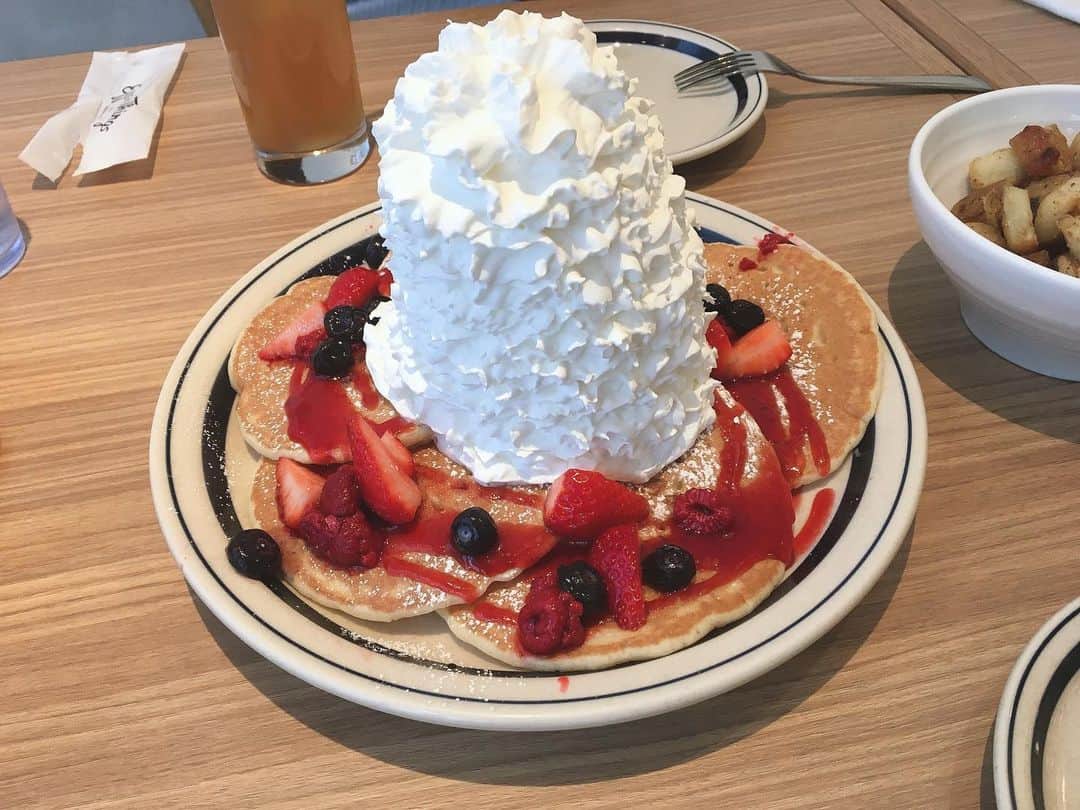 末房莉奈のインスタグラム：「バイト先の後輩の子と 引越し前に行きました🥞  会いたいな、、💓」