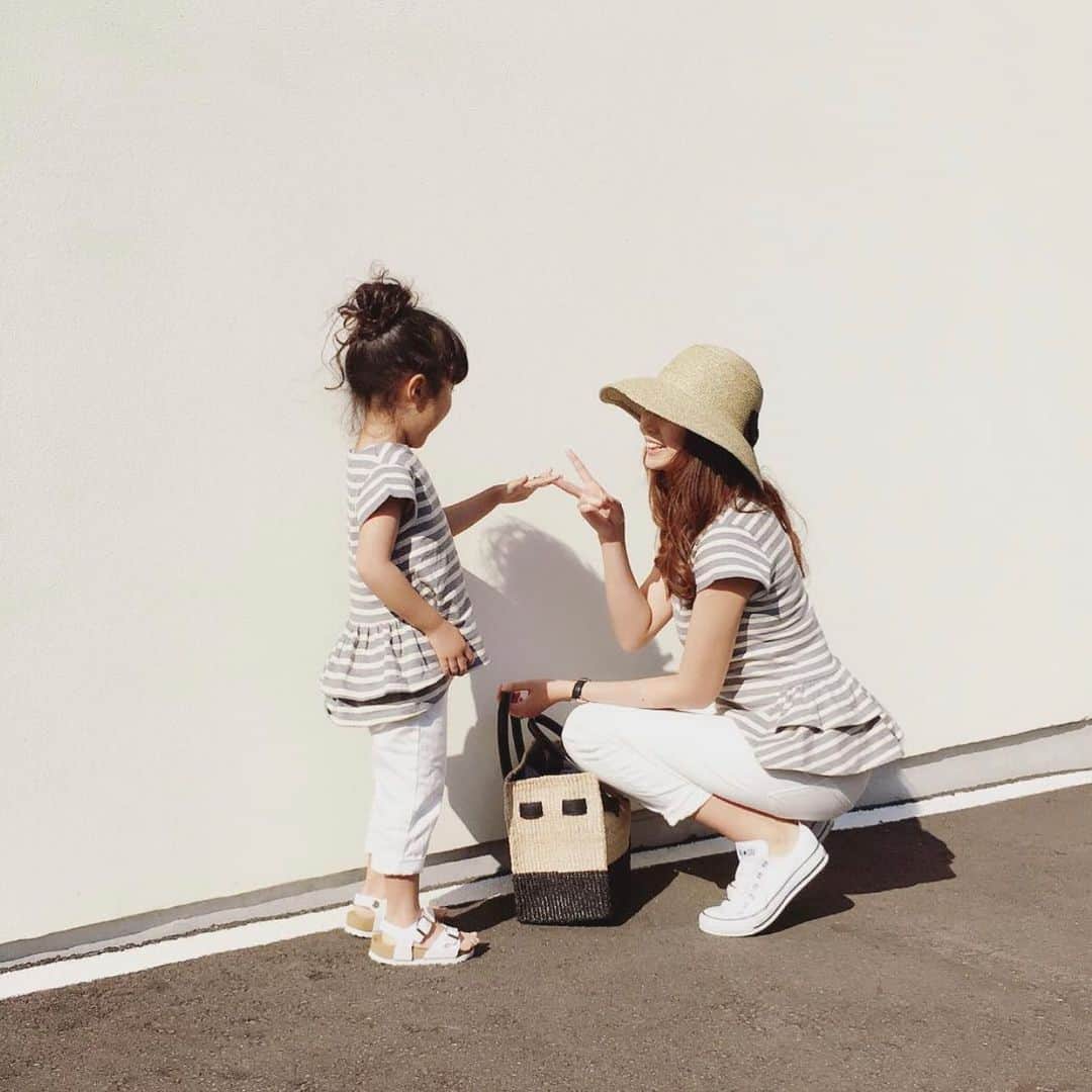 のインスタグラム：「. . 懐かしい写真♥ . . 昔の写真を見直してたら、親子コーデがたくさん出てきました。 3歳の頃から私の写真を手伝ってくれてる娘。 小さい頃は、ジャンケンとかしてご機嫌とりながら写真撮ってたのを思い出したw . . 現在は小学校3年生。 コロナ自粛も解除されて、今週から嬉しそうに学校に行ってます🥰 . . またモデルしたい〜と言っていたので、近々娘の写真もあげてみますね❣️ . .  #親子リンク#locari#ponte_fashion#kaumo_fashion#ootd_kob  #着まわしコーデ #親子リンクコーデ #親子コーデ #親子リンクコーデ愛好家 #リンクコーデ #おそろコーデ #キッズコーデ #親バカ部  #ママと娘 #おやこーで#お揃いコーデ #親子リングだ全員集合」