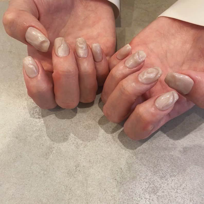 山岸逢花さんのインスタグラム写真 - (山岸逢花Instagram)「nail🌿 . . ナチュラルにワンカラー だけど一癖 うねうねを忍ばせてるよ . . 細かいラメの入った白っぽいベージュで 質感がシルクみたいでかわいい〜〜🤍 . . . #山岸逢花 #あいぱん #AV女優 #ネイル #ワンカラーネイル #うねうねネイル #ニュアンスネイル #nail #AV #aikayamagishi」5月26日 17時45分 - ayakayamagishi_