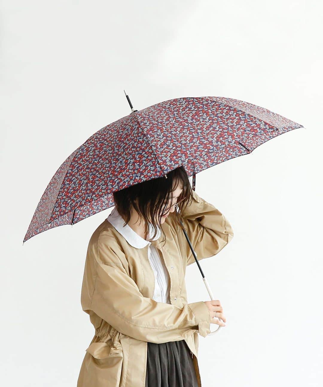 salut!さんのインスタグラム写真 - (salut!Instagram)「*.+ 雨の日をもっと楽しく *.+ﾟ﻿ ﻿ ﻿ 今から揃えておきたいレインアイテムのご紹介◡̈*.。﻿ ﻿ 本日は傘をピックアップ*.+ﾟ﻿ ﻿ お気に入りの傘を持ってお出かけをすれば雨の日もちょっと楽しくなりそうですよね。﻿ ﻿ なかなか買い替えない傘でも是非salut!で好きなデザインを見つけて頂けたら嬉しいです◡̈*.。﻿ ﻿ 公式通販サイト﻿ @salut_shop  トップページURLより商品ページをご確認くださいね⋆*❁*﻿ ﻿ ﻿ 画像掲載商品﻿ ・雨長傘(花柄) ¥1100(taxin)﻿ ・ノーカラーレインコート ¥2200(taxin)﻿ ・レインローファー ¥1650(taxin)﻿ ﻿ ﻿ ﻿ ﻿ ※店舗により在庫数が異なります。﻿ またコロナウイルスによる緊急事態宣言により一部店舗が休業しております。﻿ 何卒ご理解賜りますようお願い申し上げます。﻿ ﻿ ﻿ ﻿ ﻿ ﻿ #サリュ #salut #まいにちインテリア ﻿ #傘 #かさ #雨傘 #雨の日 #雨の日コーデ #雨の日の過ごし方 #雨 #レインコート #レインシューズ #ローファー #傘が好き #レインブーツ #レイン #レインアイテム  #プチプラ #プチプラ雑貨 #プチプラインテリア #プチプラ小物 #プチプラ通販 ﻿ #インテリア雑貨 #インテリア小物 #インテリア ﻿ #ナチュラルな暮らし #ナチュラルインテリア #ナチュラルコーデ #ナチュラル　#smileispower_pal」5月26日 17時45分 - salut_shop