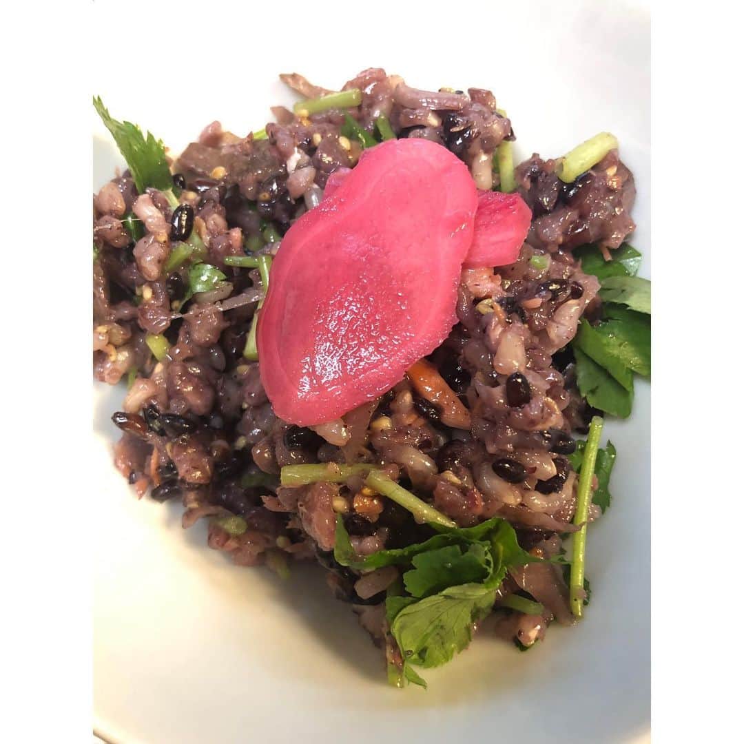 Baekのインスタグラム：「今日の夕飯は 鮭とゴボウと三つ葉のたきこみご飯☘ いただいたおいしーい梅酢をつかって作った新生姜の酢漬けと一緒に食べました！ おいしかったー！💗 お米は最近いろいろ見ていて、今日は白米と古代米、玄米を少しずつ混ぜたけどいろんな食感を味わうことができて楽しかった☺️ 今日はいい実山椒が買えたから山椒の醤油漬けつくろうと！  #おいしいー！」