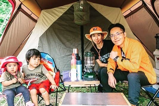 キャンプ情報サイト［ランタン］さんのインスタグラム写真 - (キャンプ情報サイト［ランタン］Instagram)「CAMP SMILE STYLE ／ 吟味した思入れのある道具でキャンプ 子どもとのふれあいが大切 ＼ いろんなキャンパーのキャンプスタイルを現地取材と一般キャンパーからの投稿で数多く掲載してます。 . . 詳しくは @lantern.camp webサイトをご覧ください . . #camp #camping #outdoor #travel #trip #lantern_smile #nature #camper #outdoors #travel #trip #outdoorlife  #キャンプ #キャンプ用品 #アウトドア #テント #自然 #旅行 #キャンプ初心者  #キャンプ好きな人と繋がりたい　#小谷村 #雨飾高原キャンプ場 #長野県 #ファミリーキャンプ #ファミリー #snowpeak #husqvarna #斧 #axe #薪割り #choppingwood #firewood」5月26日 17時57分 - lantern.camp