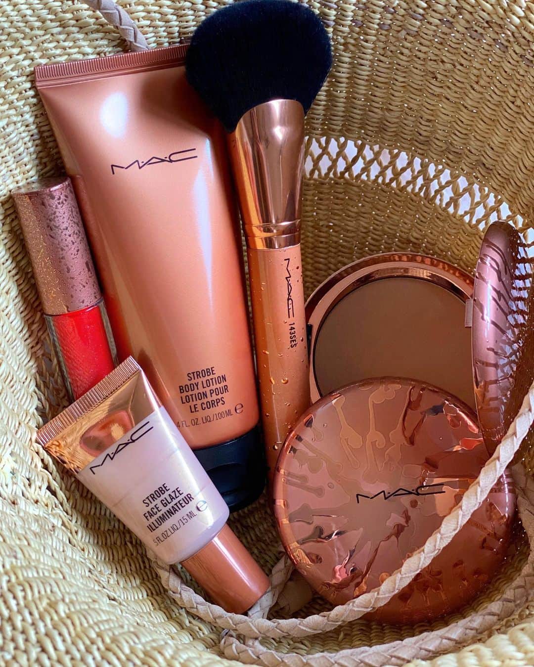 M∙A∙C Cosmetics Japanのインスタグラム：「メイクアップも衣替えのタイミング☀️ ブロンズ肌をかなえる #MACブロンジング で小麦肌をコーディネートの主役に✨  ㅤ ✅6月19日(金) 全国M･A･Cカウンター発売  ㅤ 【公式オンラインショップ限定特典】 ☑︎5/28 23:59まで全品送料無料！ ☑︎初回ご購入のお客様へ10% OFFクーポンをプレゼント（クーポンコードwelcome）  ㅤ #MACBronzing#MACCosmeticsJapan#MACCosmetics#MAC#MACコスメ#アイメイク#MACリップ#メイク好き#デパコス#新作コスメ#春メイク#血色感#血色メイク#抜け感メイク#抜け感#コスメ記録#コスメマニア#艶肌メイク#マックコスメ#限定コスメ#ヘルシーメイク#日焼けメイク#夏メイク#ゴールドメイク#キラキラメイク#スウォッチ#アイシャドウ#MACリップ」
