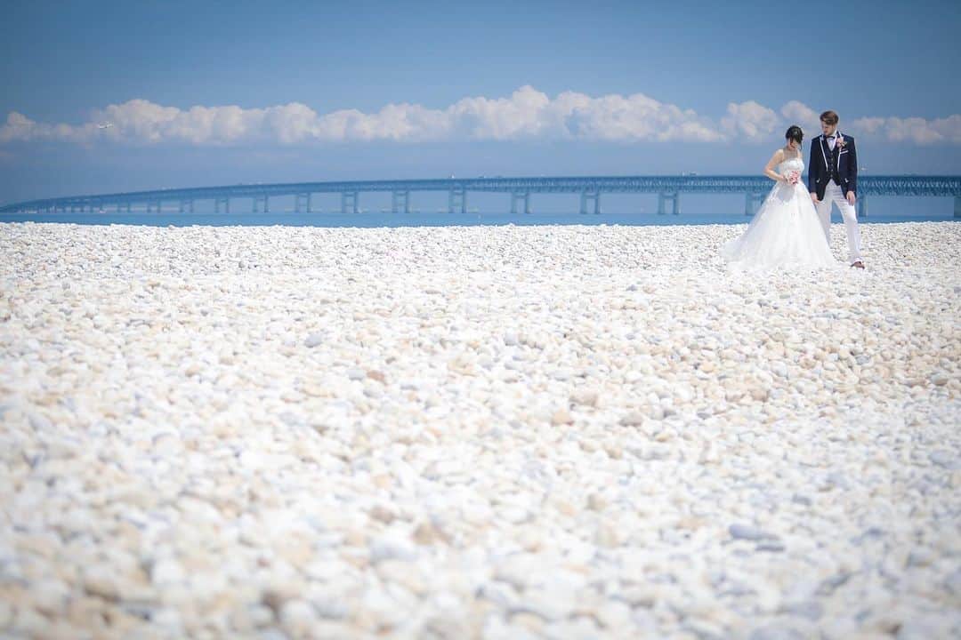 RECUERDO（レクエルド）のインスタグラム：「💕レクエルドから新郎新婦様へ💕  新型コロナウイルスによる影響で挙式を延期せざる終えなかったお二人やお写真だけでも残しておきたい！ そんな新郎新婦様へ少しでもお力添えになればと思い特別プランをご用意致しました。  緊急事態宣言が長引く中ではありますが、宣言が解除された後 少しずつでも撮影をお受けしていけたらと思っております。 ◆特別PLAN◆  対象期間：8月末迄に撮影頂けるお客様 ◎洋装ロケーション 撮影プラン ￥50,000(税込) 　ヘアメイク・お写真データ・移動車両含む ※衣装は含まれておりませんので、お好みの衣装をご持参ください 　撮影地：大阪近郊にてご希望を伺いご相談 (撮影場所によっては高速代・申請料を別途頂く可能性がございます) 　撮影時間：1時間 ◎エンゲージメント撮影　￥30,000(税込) 　私服撮影お写真データ・移動車両含む 　撮影地：大阪市内で要相談 　撮影時間：1時間  5月末日まで店舗営業は休業しております為、お問い合わせはインスタグラム上のメッセージ又はお問合せメールにてお問合せをお願い致します。  #前撮り #洋装前撮りロケーション  #recuerdo  #結婚式準備 #ウエディングフォト #日本中のプレ花嫁さんと繋がりたい #2020秋婚 #2020花嫁 #関西花嫁 #プレ花嫁 #ロケーションフォト」