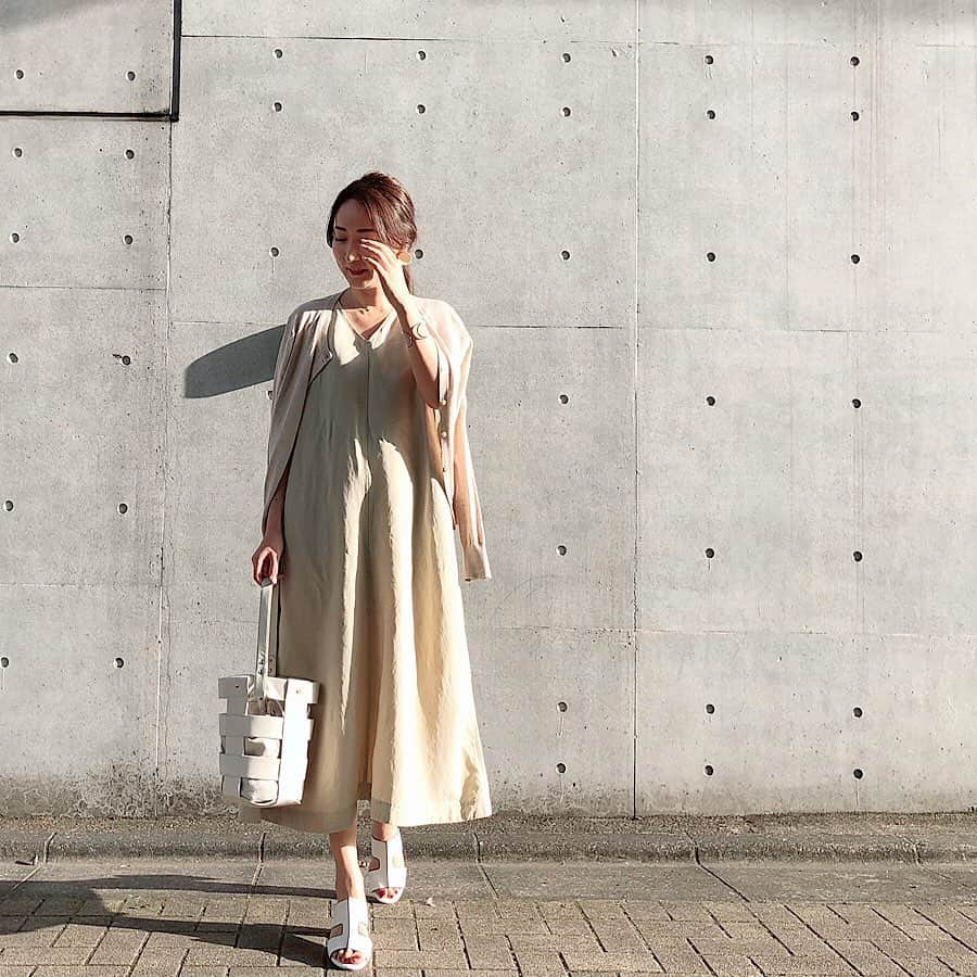 能美黎子さんのインスタグラム写真 - (能美黎子Instagram)「・ ＊ #リネンブレンドaラインワンピース #ユニクロ#UNIQLO ＊uvカーディガン：#gu#ジーユー ＊サンダル： #reedit ＊アクセサリー： @stellarhollywood @juicyrock_official ＊バッグ：#ungrid #アングリッド ・ 緊急事態宣言が解除されましたね。 まだまだ気は抜けないけれど、 外に出かけられる日が少しでも増えたらいいな。 ・ @uniqlo のリネンブレンドAラインワンピースが 楽ちんすぎておすすめです。 ・ #ユニクロワンピース族 #uniqloginza2020ss #ユニジョ#ユニクロコーデ#uniqloginza #ユニクロきれいめ部 #きれいめカジュアル #トレンドコーデ #トレンドファッション #ジーユーコーデ #プチプラ #プチプラコーデ #夏コーデ #大人フェミニン#フェミニンカジュアル#シンプルコーデ #ベージュコーデ #楽ちんコーデ #uniqloコーデ #緊急事態宣言解除 #コロナに負けるな #おうちコーデ」5月26日 18時04分 - reikonohmi