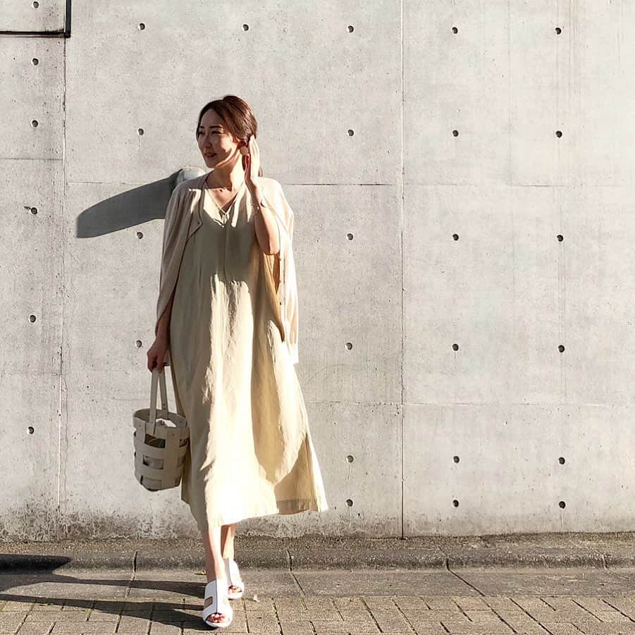 能美黎子さんのインスタグラム写真 - (能美黎子Instagram)「・ ＊ #リネンブレンドaラインワンピース #ユニクロ#UNIQLO ＊uvカーディガン：#gu#ジーユー ＊サンダル： #reedit ＊アクセサリー： @stellarhollywood @juicyrock_official ＊バッグ：#ungrid #アングリッド ・ 緊急事態宣言が解除されましたね。 まだまだ気は抜けないけれど、 外に出かけられる日が少しでも増えたらいいな。 ・ @uniqlo のリネンブレンドAラインワンピースが 楽ちんすぎておすすめです。 ・ #ユニクロワンピース族 #uniqloginza2020ss #ユニジョ#ユニクロコーデ#uniqloginza #ユニクロきれいめ部 #きれいめカジュアル #トレンドコーデ #トレンドファッション #ジーユーコーデ #プチプラ #プチプラコーデ #夏コーデ #大人フェミニン#フェミニンカジュアル#シンプルコーデ #ベージュコーデ #楽ちんコーデ #uniqloコーデ #緊急事態宣言解除 #コロナに負けるな #おうちコーデ」5月26日 18時04分 - reikonohmi